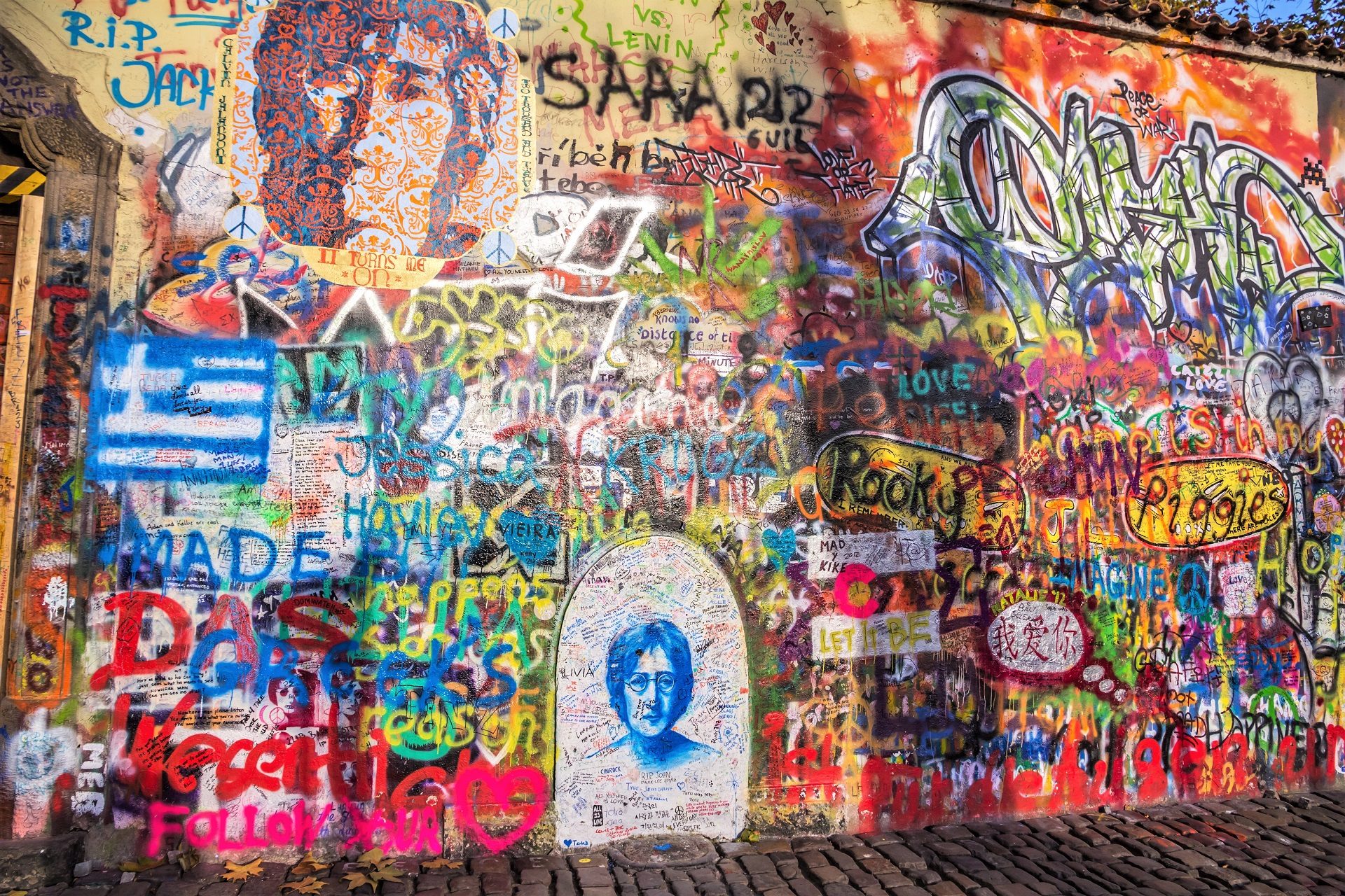kolorowa ściana Johna Lennona pokryta grafitti