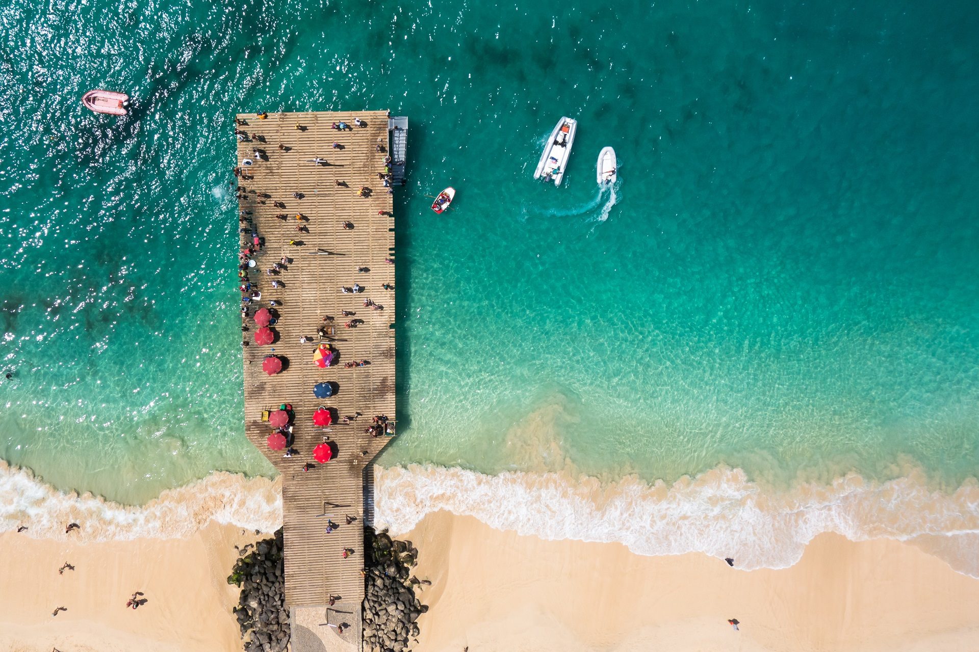 molo na plaży Santa Maria na wyspie Sal w archipelagu Wsyp Zielonego Przylądk widziane z lotu ptaka