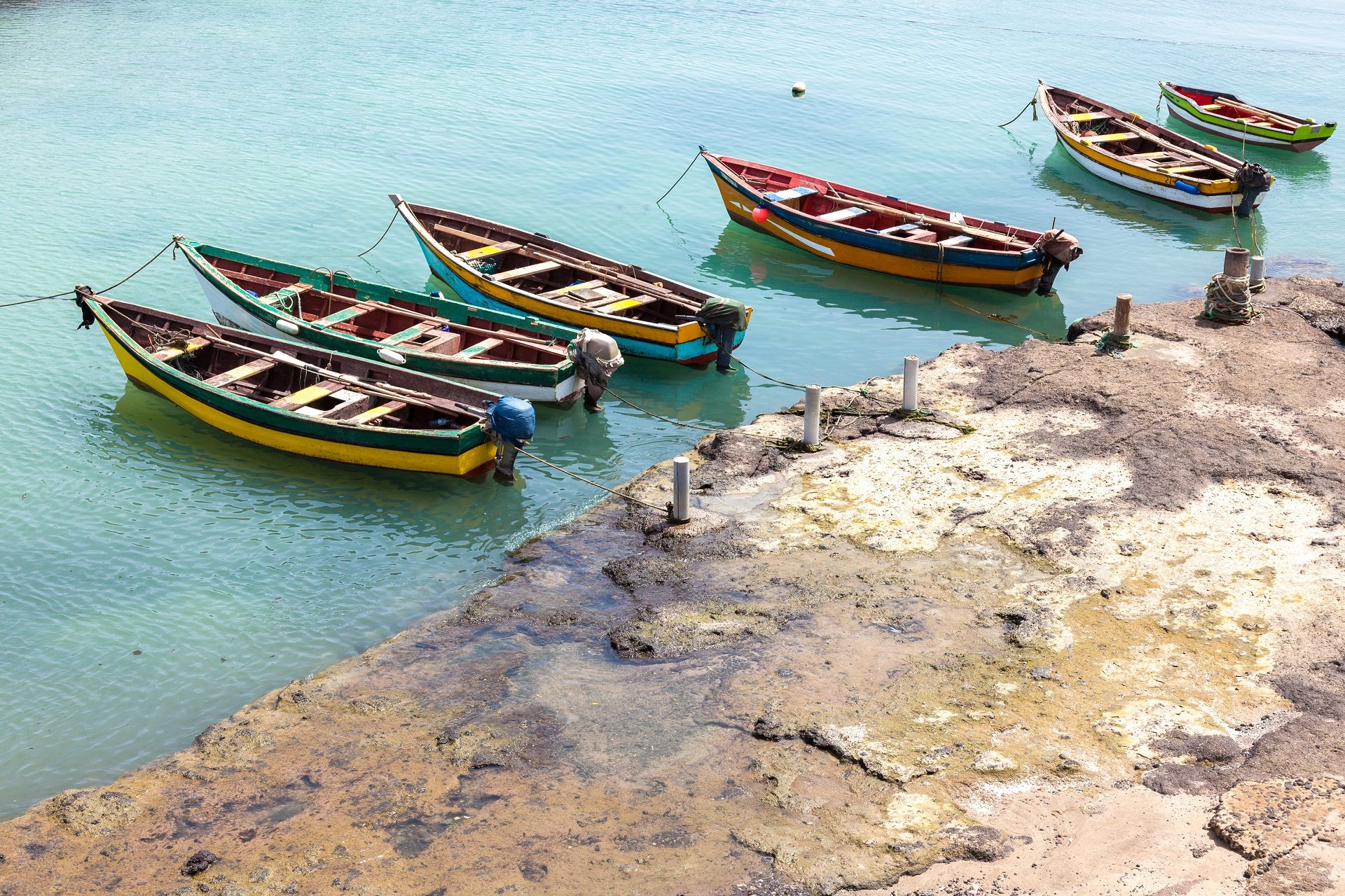 łodzie rybackie zacumowane przy skalistym brzegu na Cabo Verde