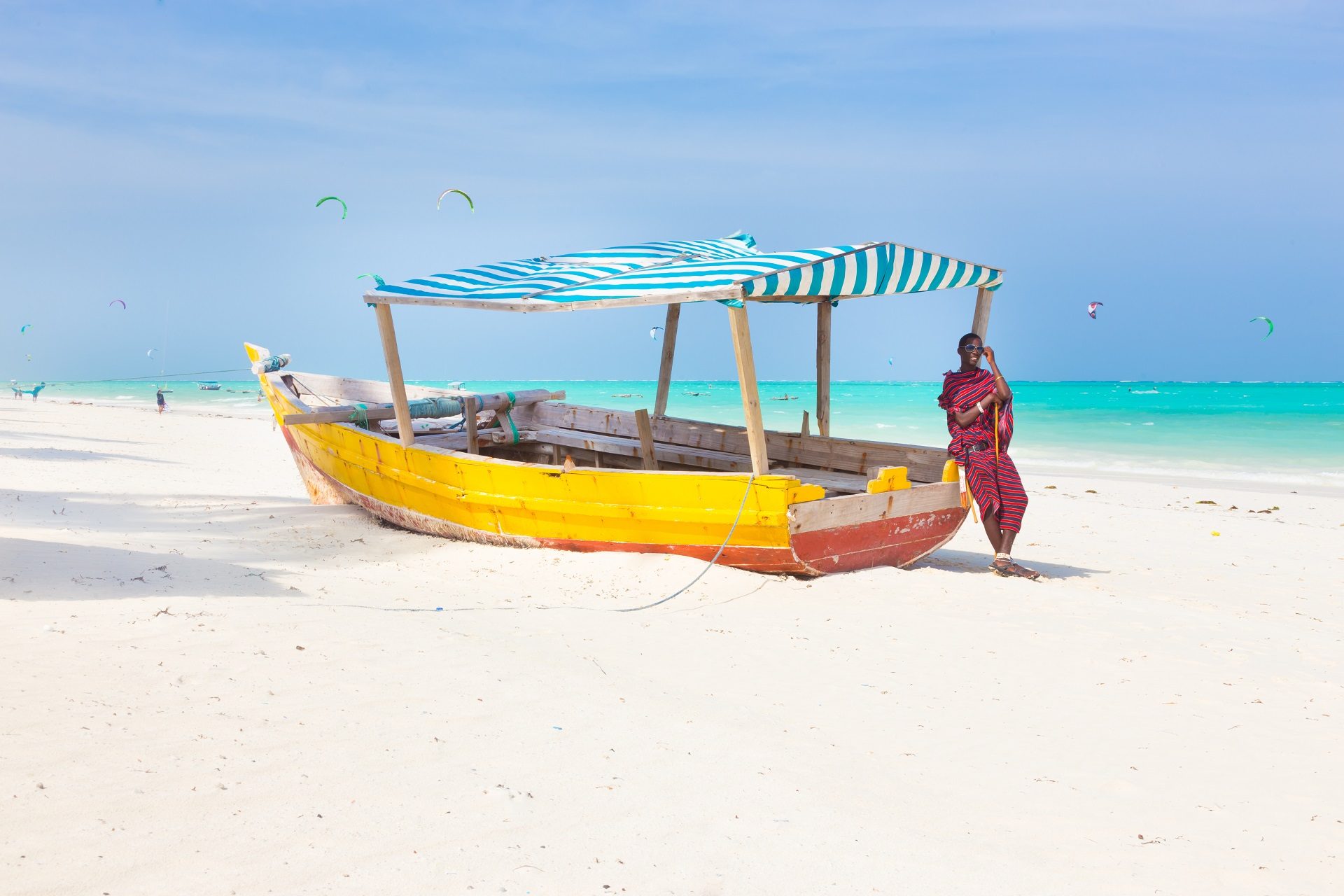 Masaj przy kolorowej lodzi na piaszczystej plaży na Zanzibarze w Tanzanii