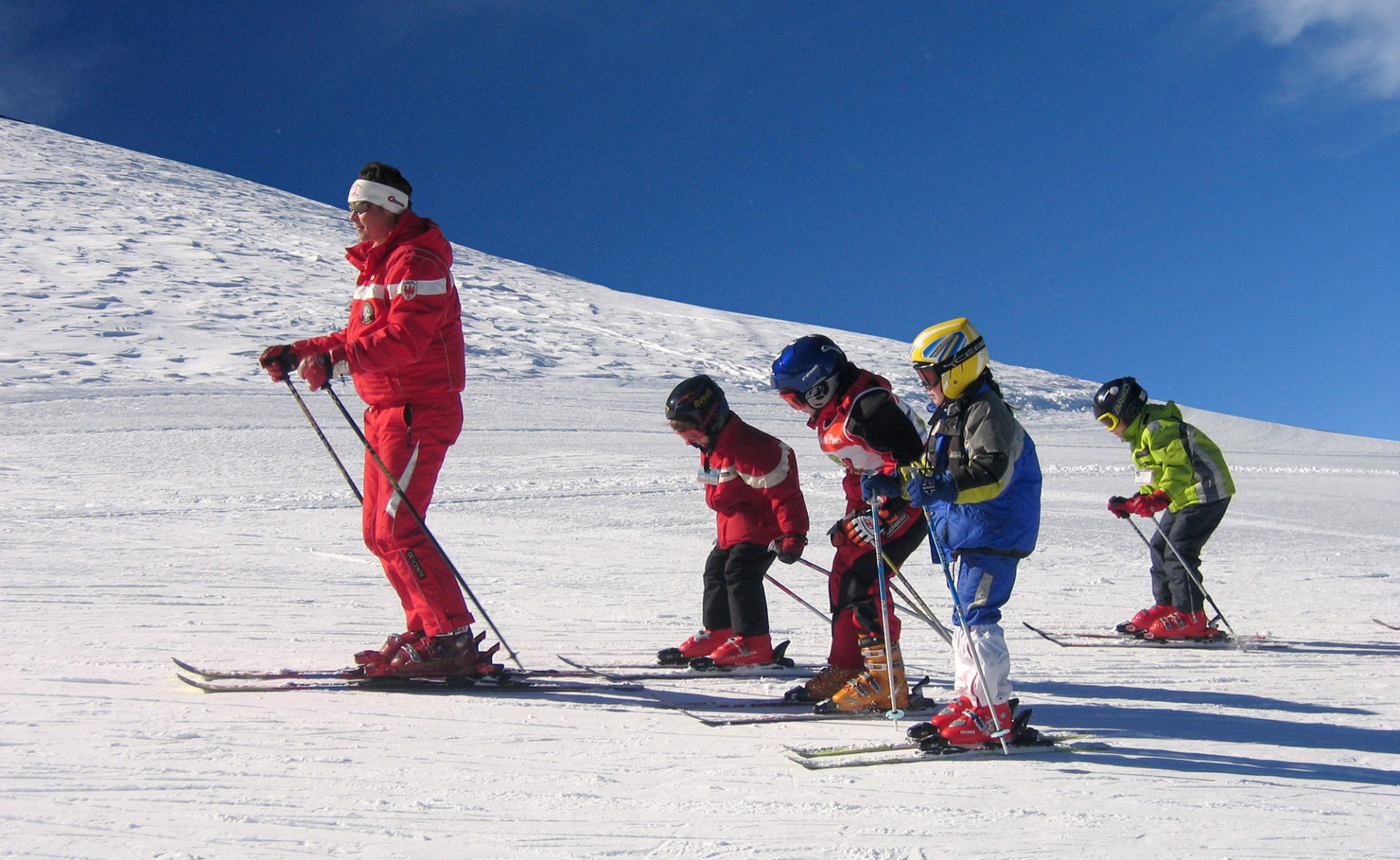 Dzieci uczą się jeździć na nartach, sporty zimowe w Turcji