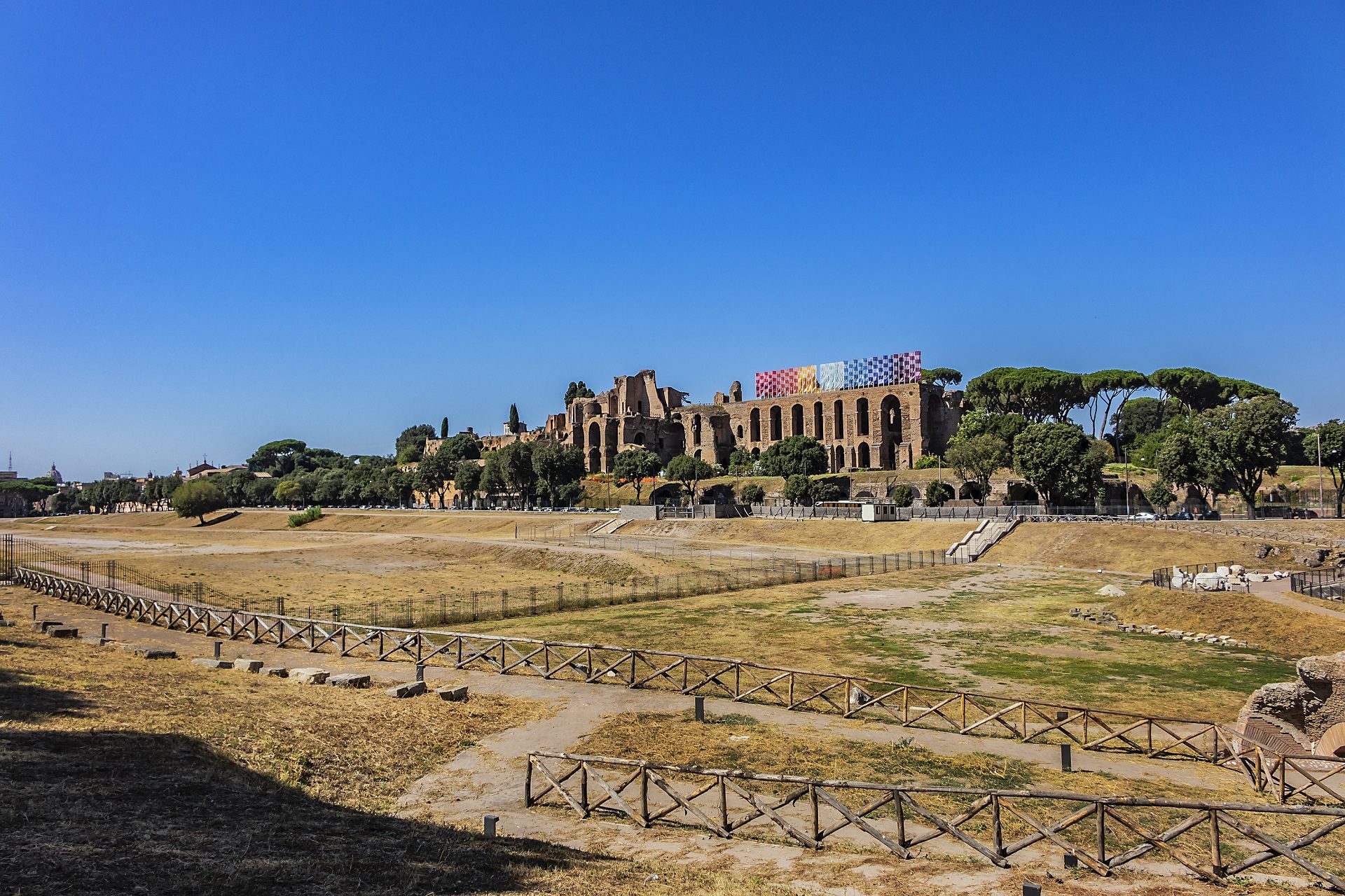 Circus Maximus na wzgórzy Awentyńskim i widok na Palatyn w Rzymie