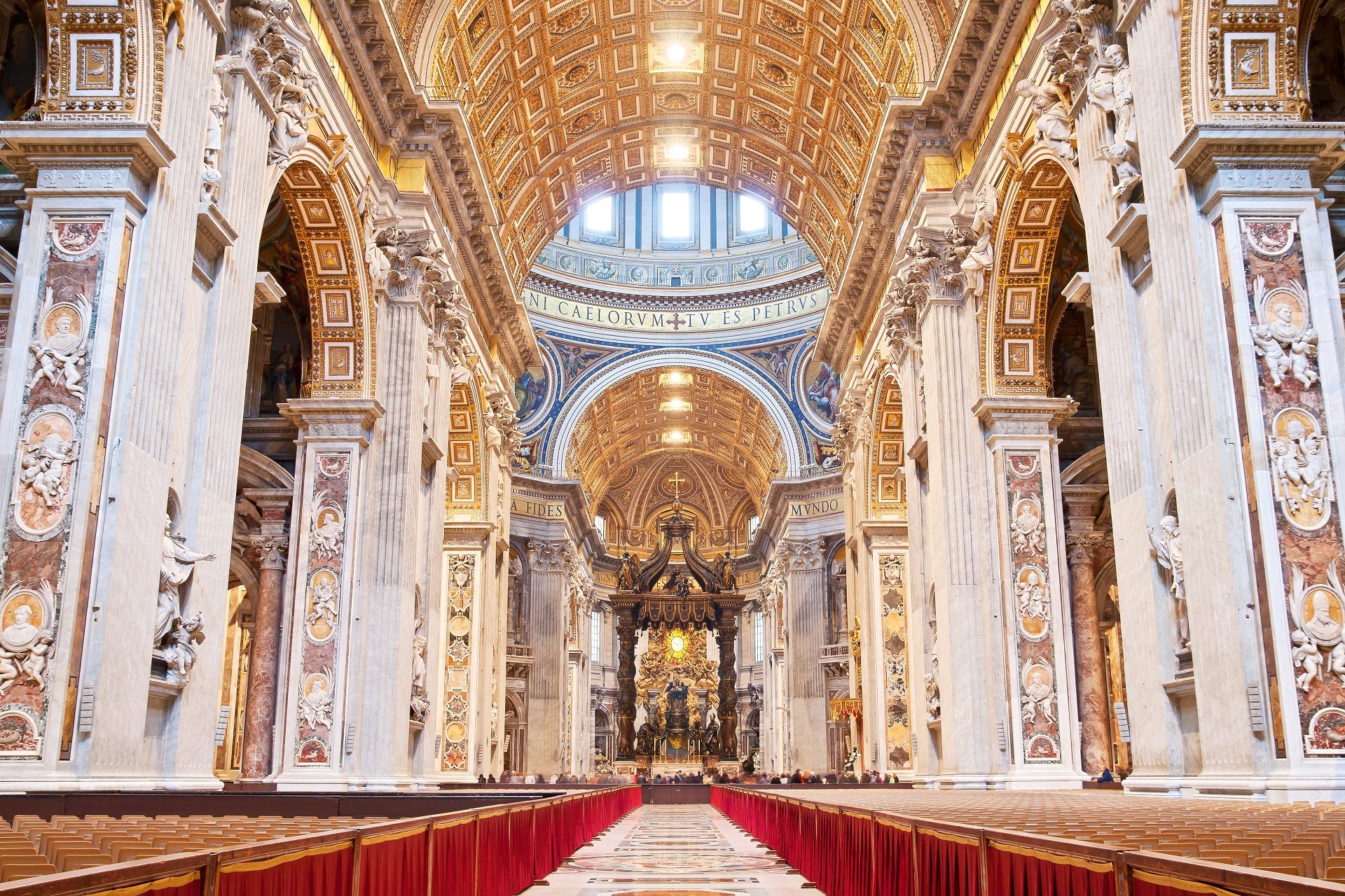 Wnętrze Bazyliki św. Piotra z grobowcem z brązu i piękne freski Watykan