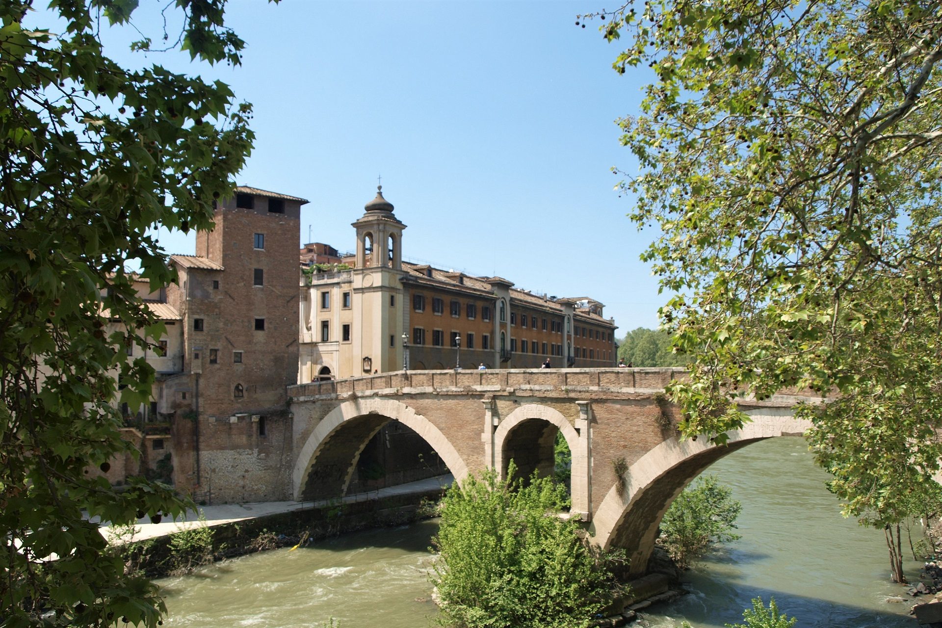 Most prowadzący na Zatybrze czyli Trastevere w Rzymie