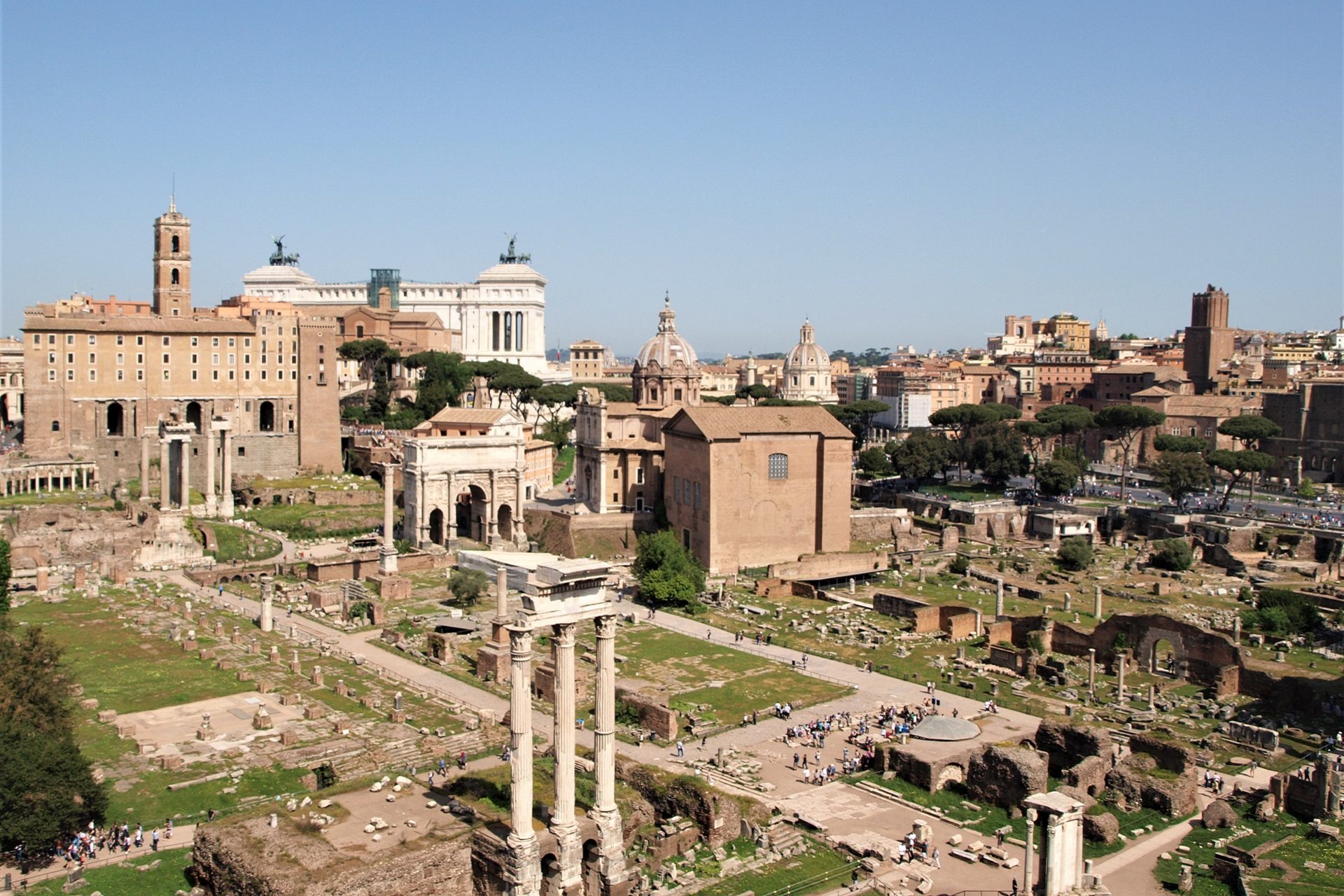 Forum Romanum Rzym - widok na cały plac i ruiny z czasów republiki