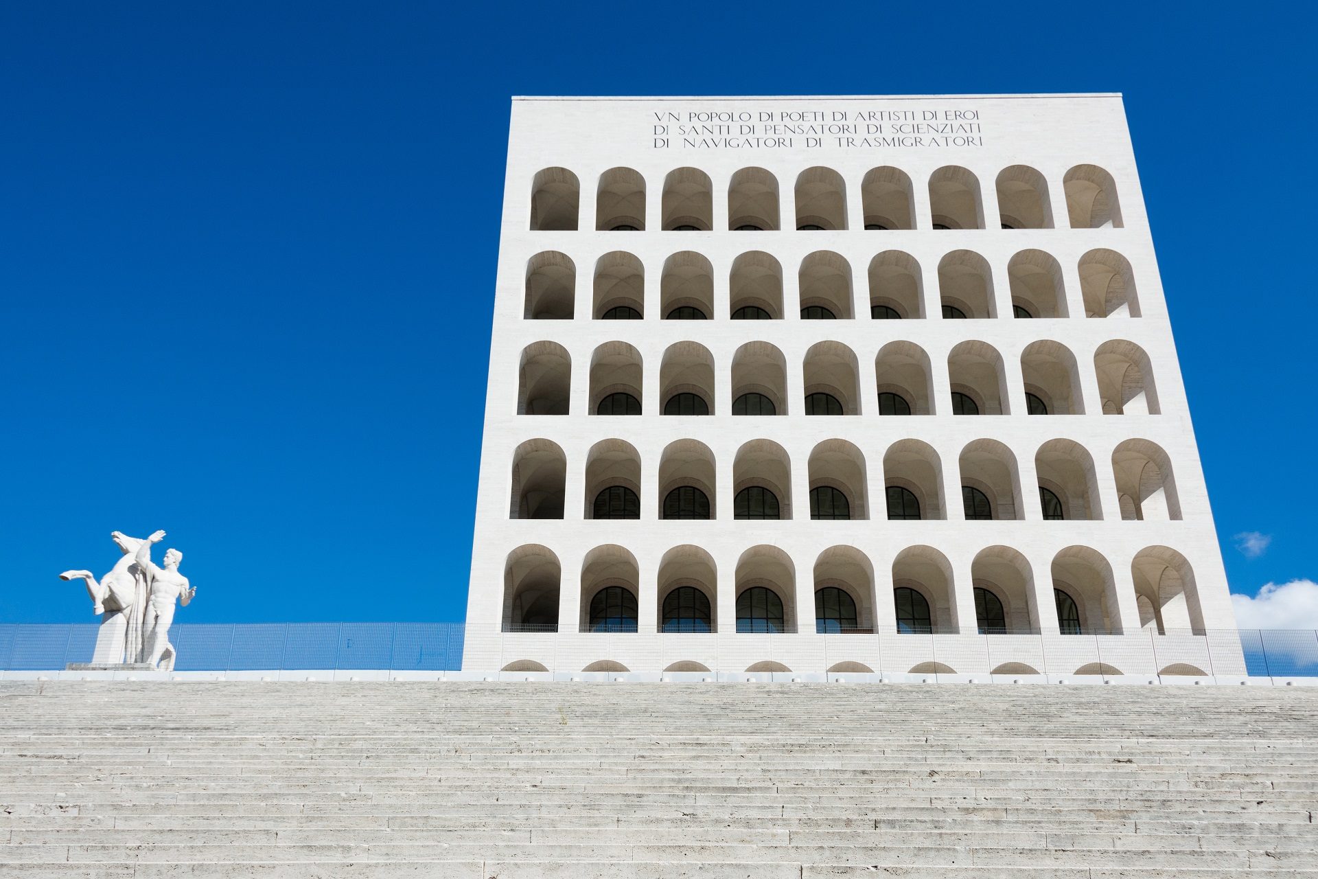Kwadratowe Koloseum czyli budowla z białego marmuru w dzielnicy eur w Rzymie