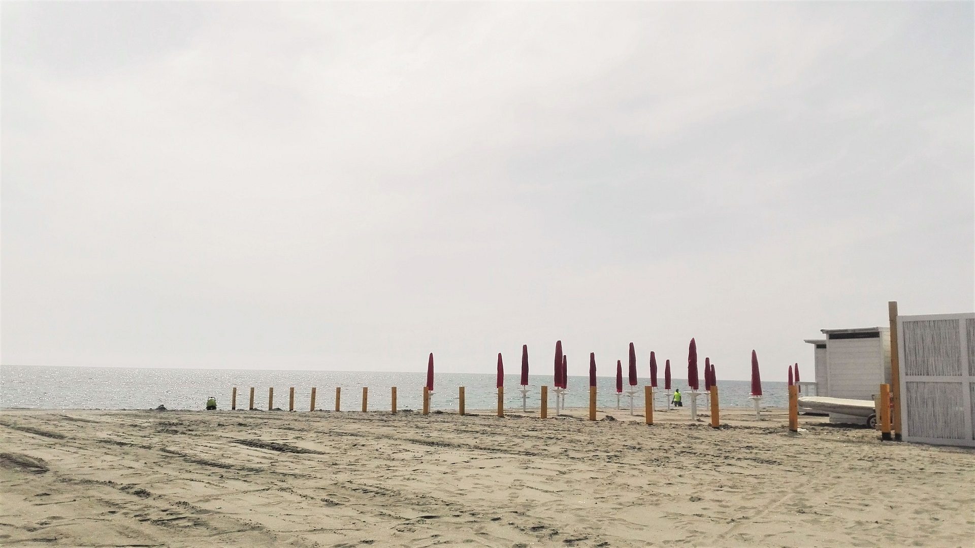 Plaża nad Morzem Tyrreńskim w Lido di Ostia w Rzymie