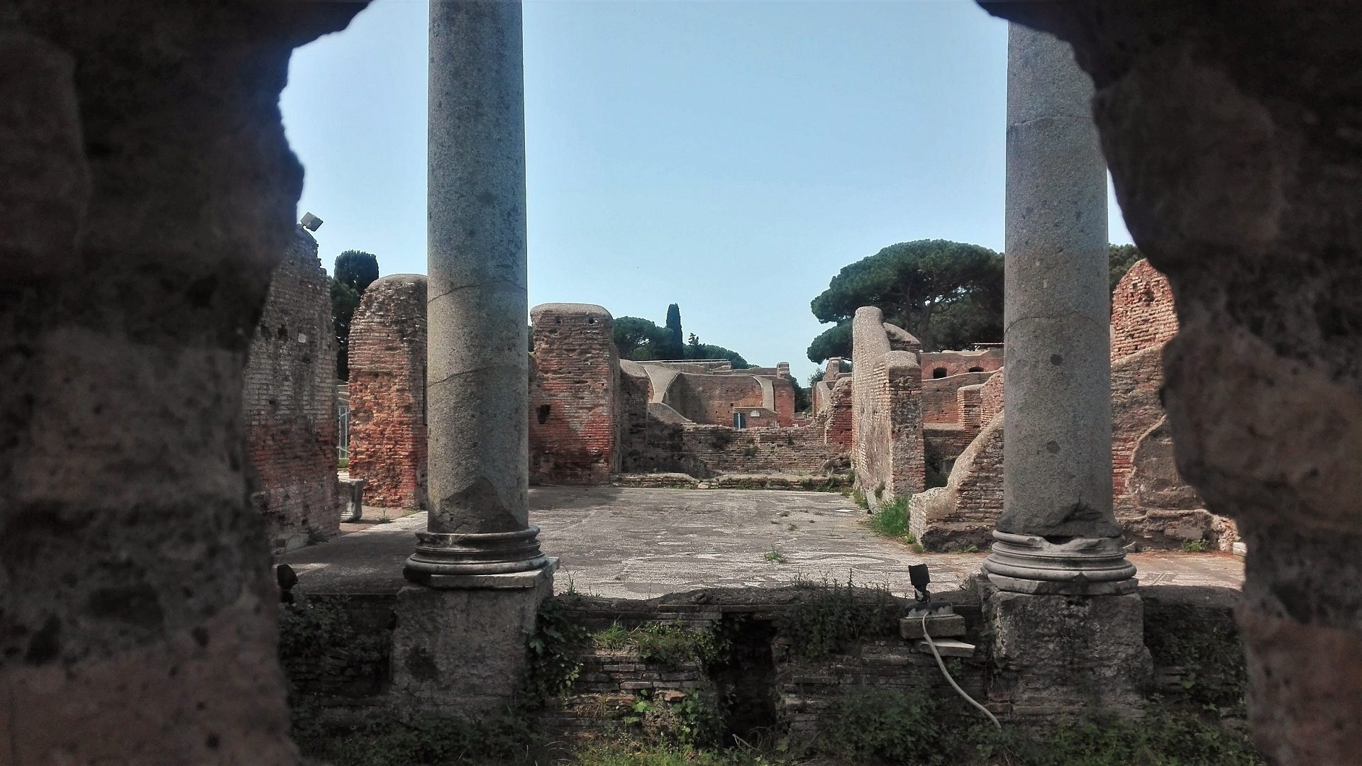 Ostia Antica dzielnica Rzymu ruiny starożytnych budowli i kolumny