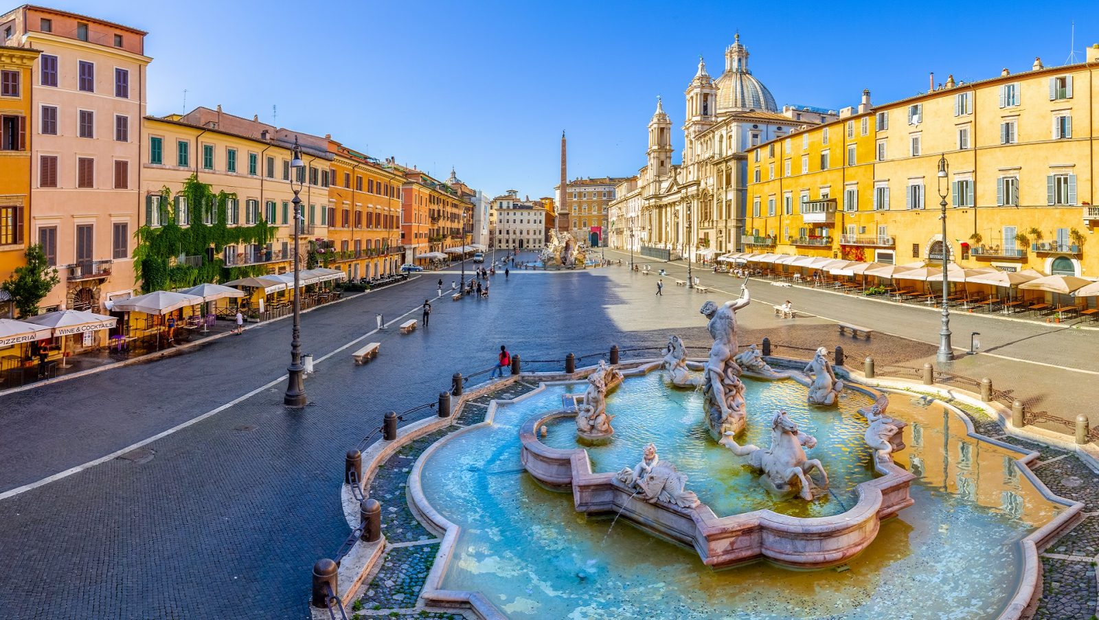 Widok na Piazza Navona z fontannami i zabytkowymi budynkami w Rzymie