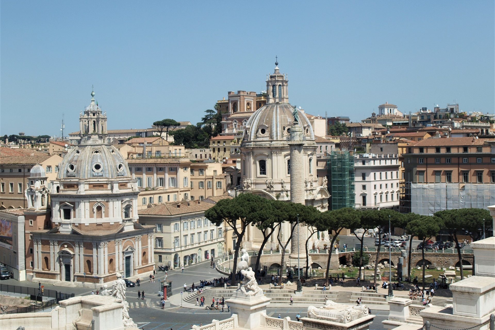 Widok na plac Wenecki Piazza Venezia z tarasu Vittoriano 