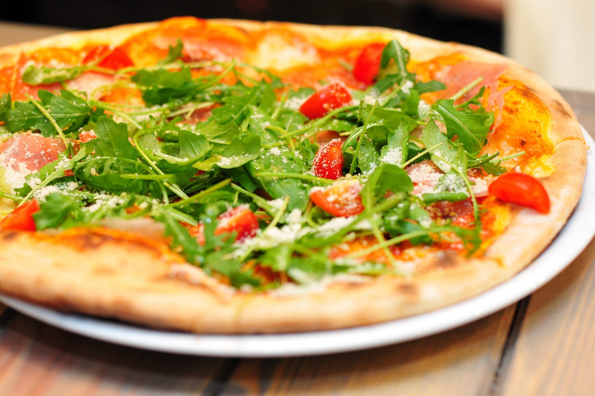 Włoska Pizza z rukolą i parmezanem w Eataly w Rzymie