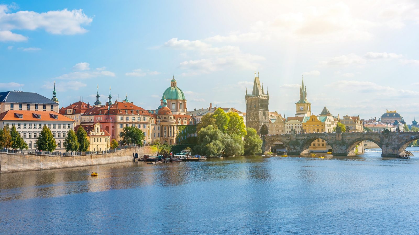 Widok na panorame Prai i Most Karola z perspektywy Wełtawy