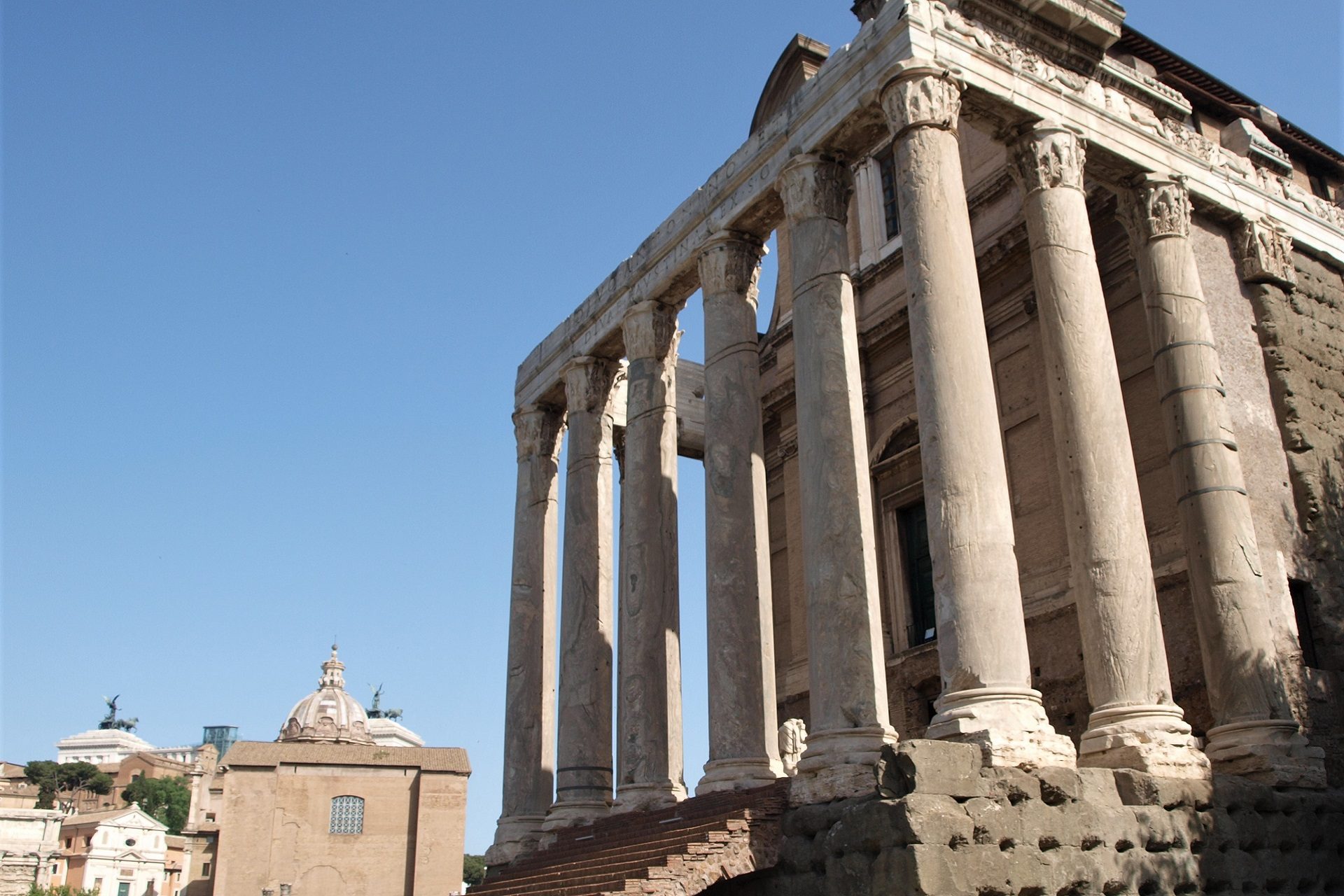 Fasada i kolumnada pozostałe po starożytnej świątyni na Forum Romanum w Rzymie