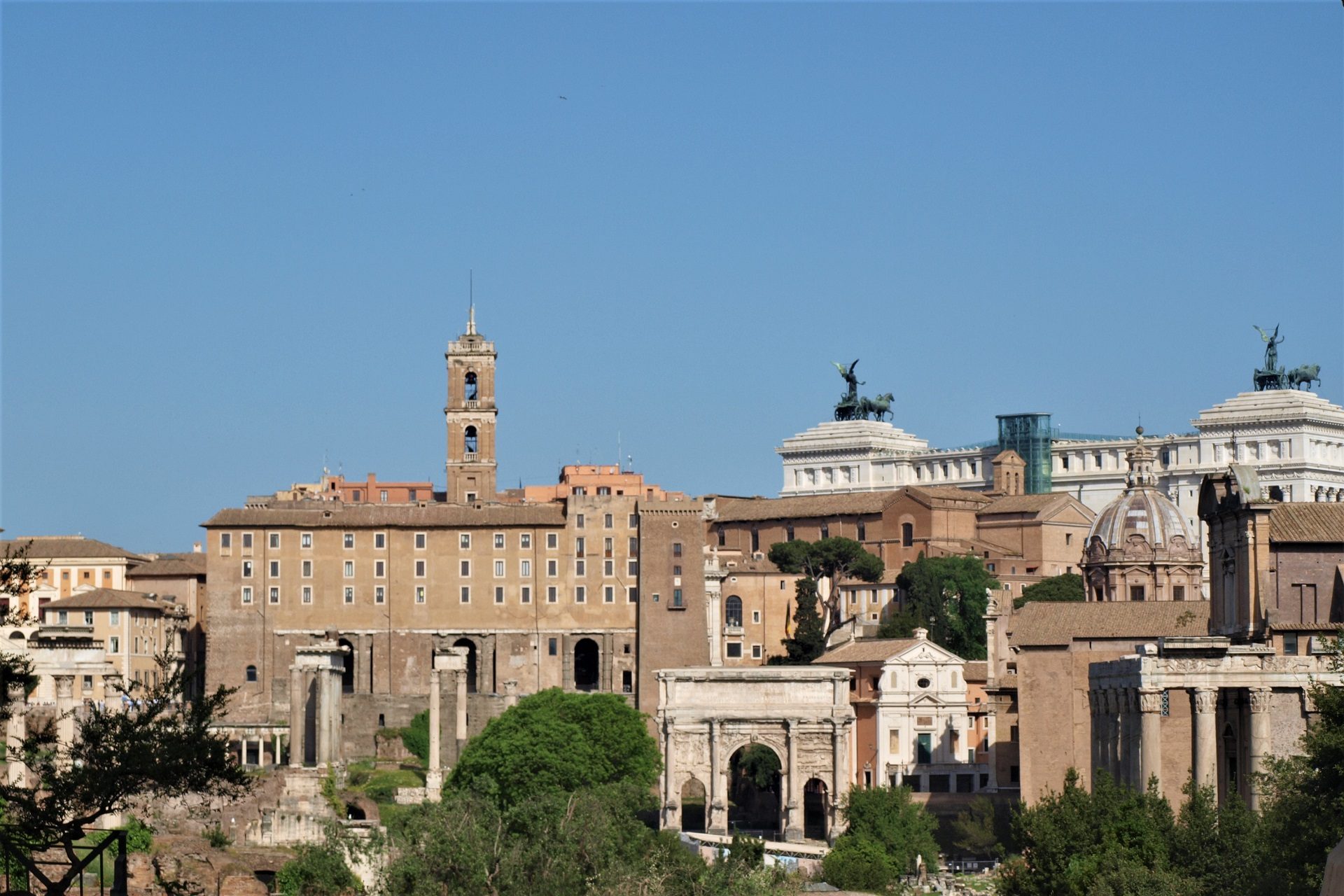 Widok na łuk triumfalny i ruiny na Forum Romanum w Rzymie