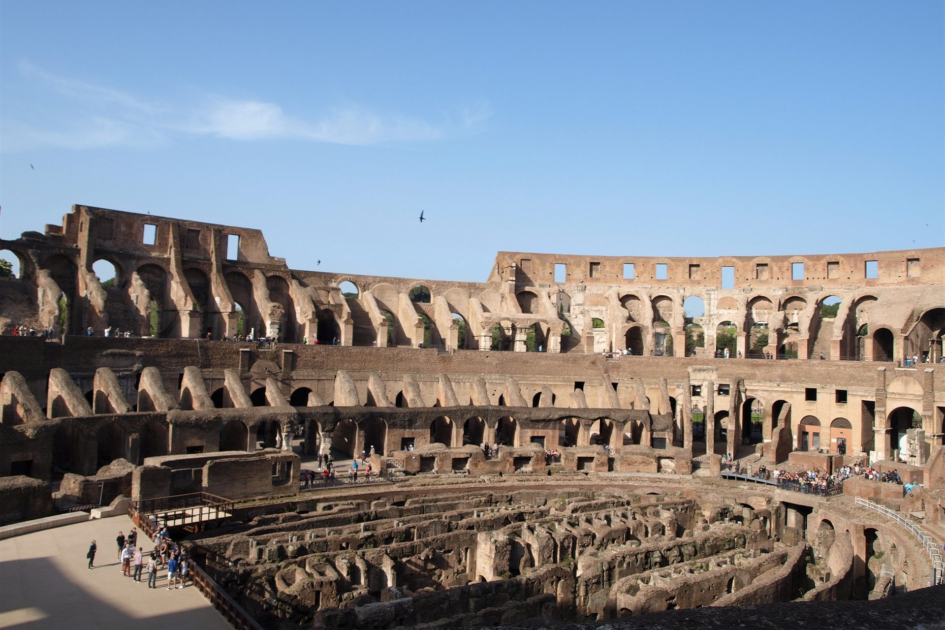 Wnętrze koloseum podczas zwiedzania Rzymu