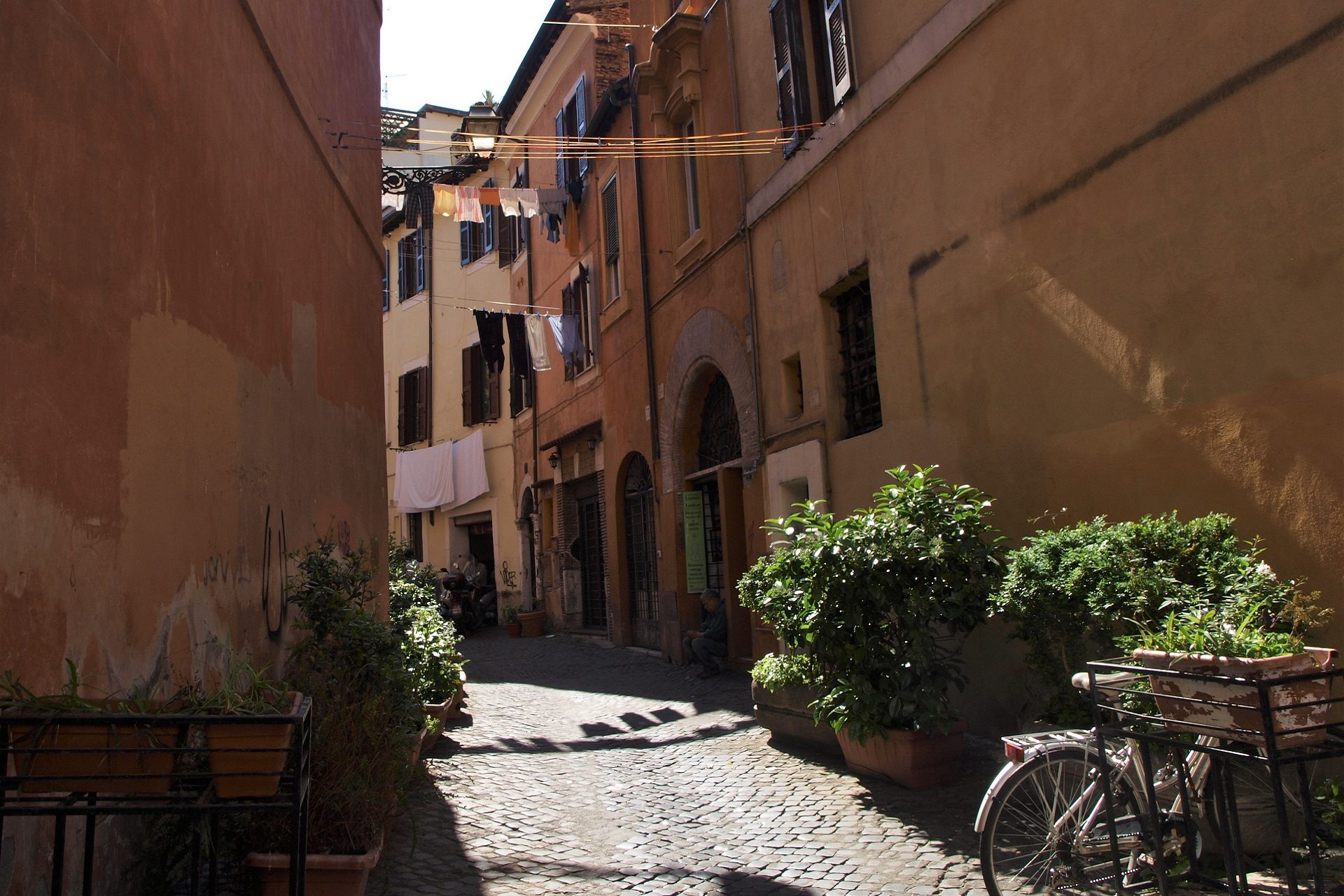 Romantyczny zakątek Zatybrza i tradycyjnie włoski widok powiewającego między budynkami prania