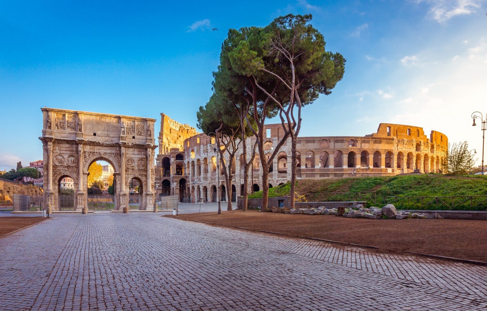 Rzymskie kolosem amfiteatr Flawiuszy i łuk triumfalny