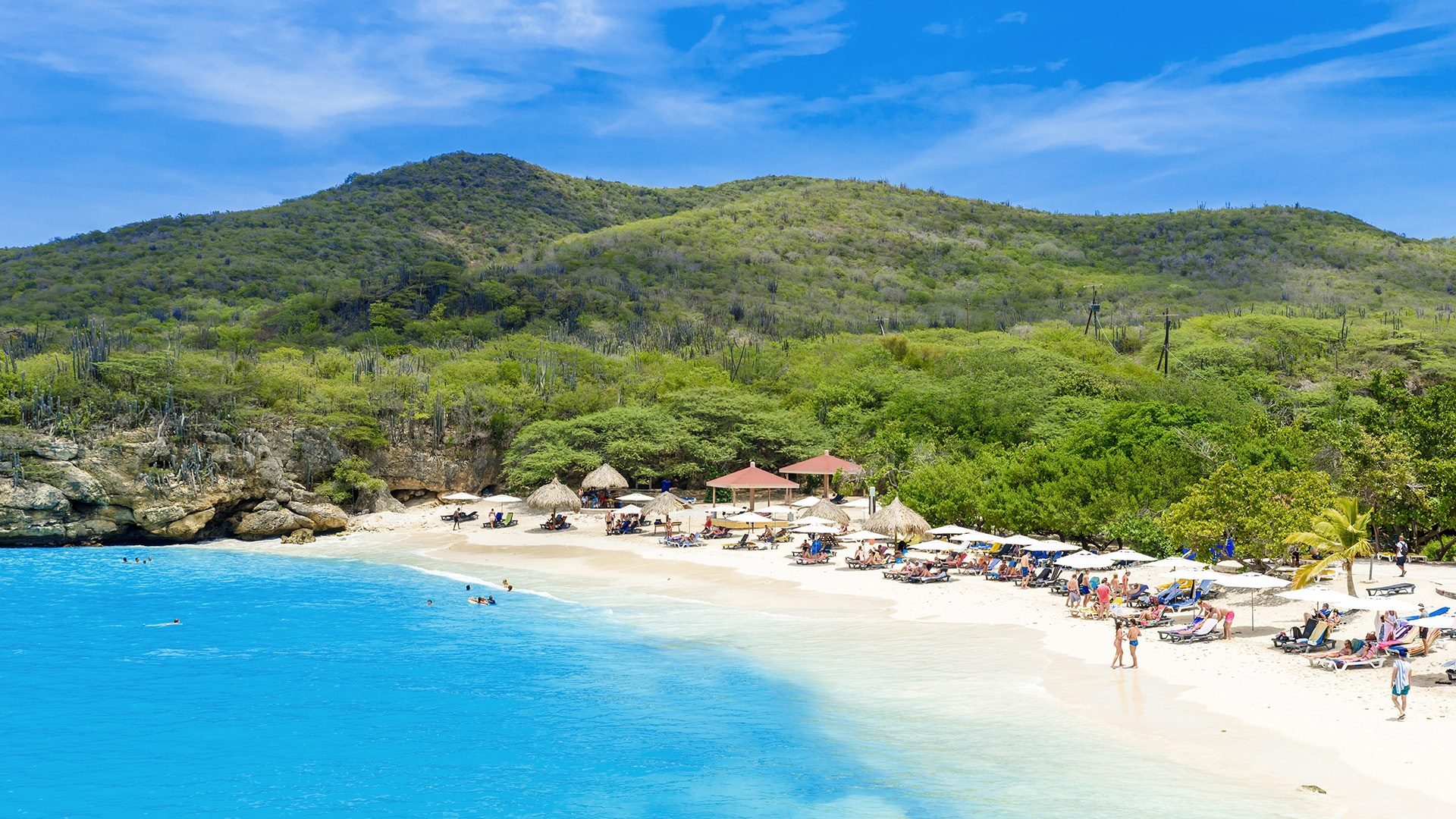 Rajska biała plaża na karaibskiej wyspie Curacao słynącej z błękitnego likieru o tej samej nazwie