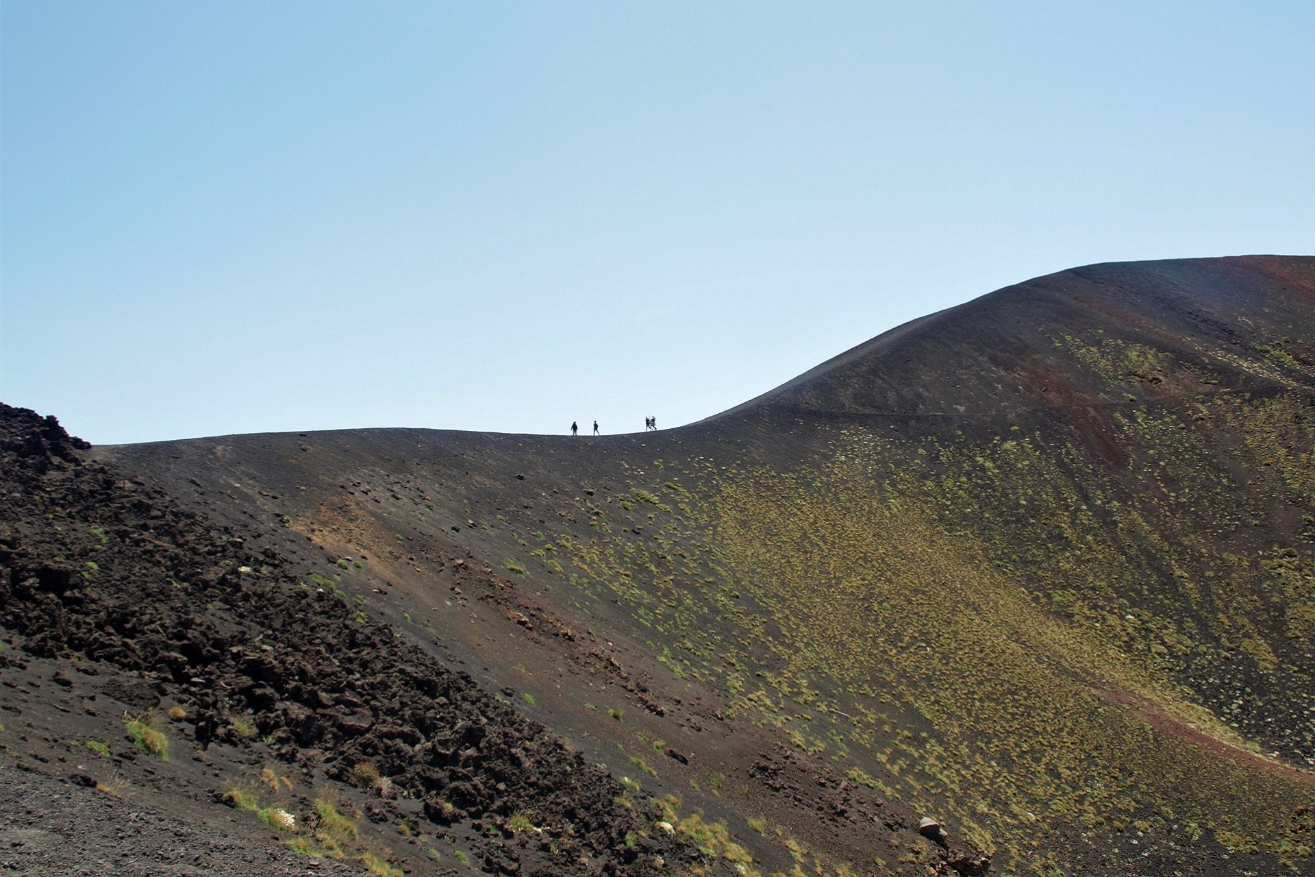 ludzie spacerują wokół górnego krateru Silvestre na wulkanie Etna na Sycylii