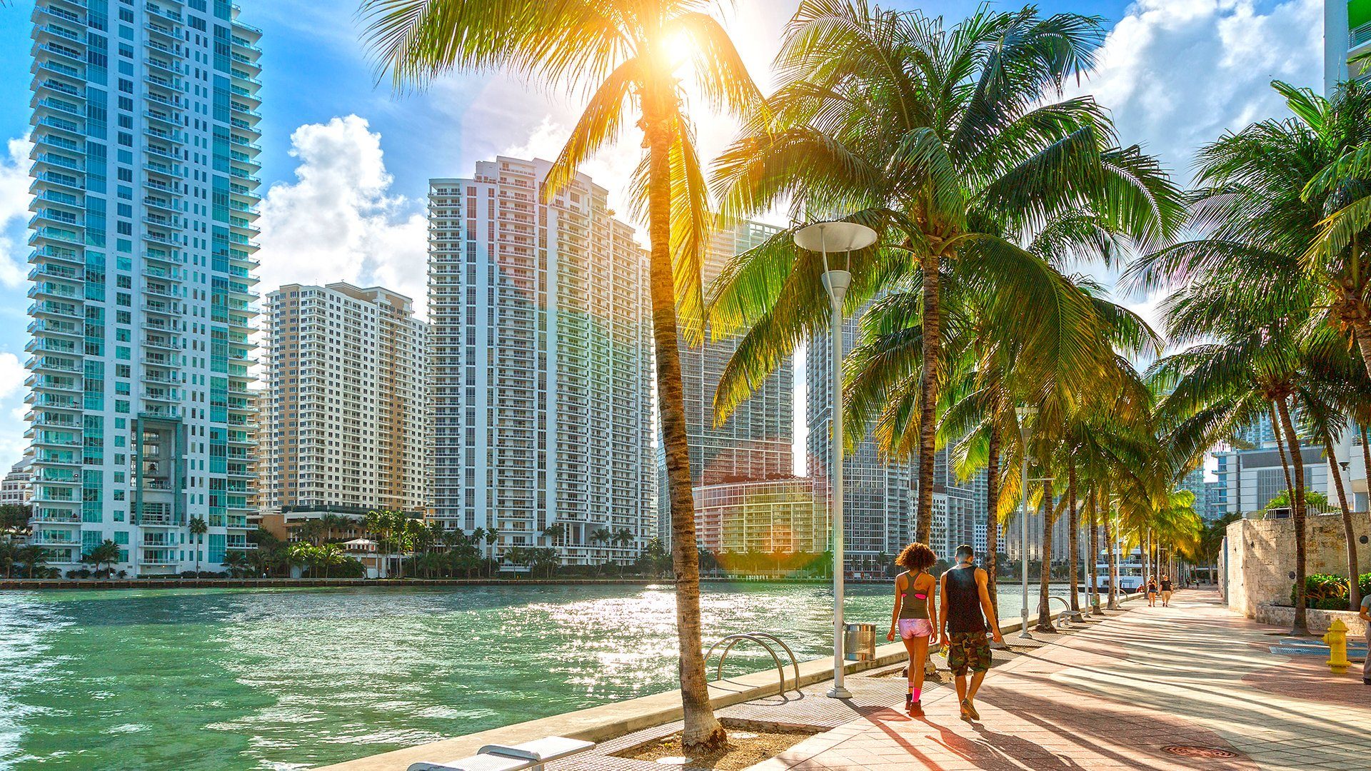 Para spaceruje w promieniach słońca po promenadzie w Miami na Florydzie w USA