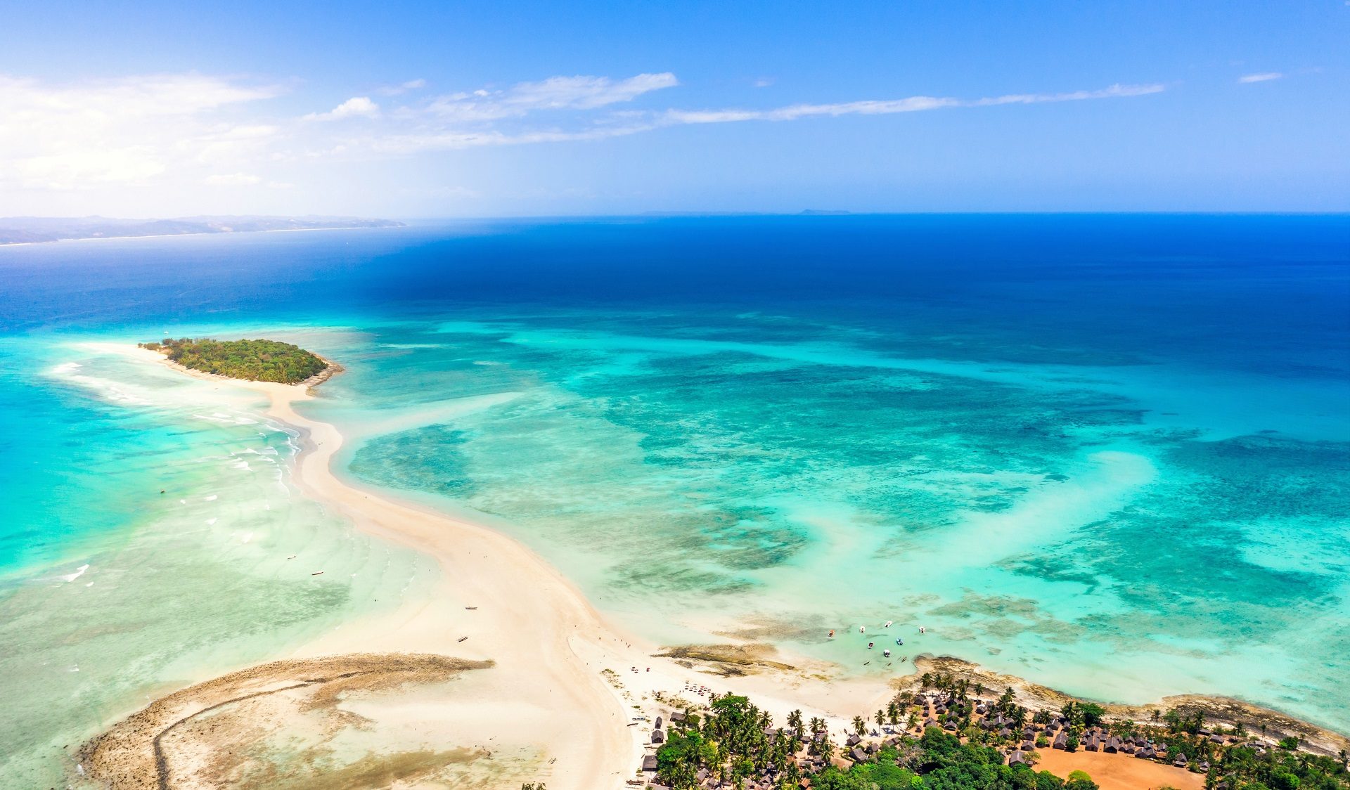 Piękna wyspa Nosy Iranja na Madagaskarze i lazurowy Ocean Indyjski