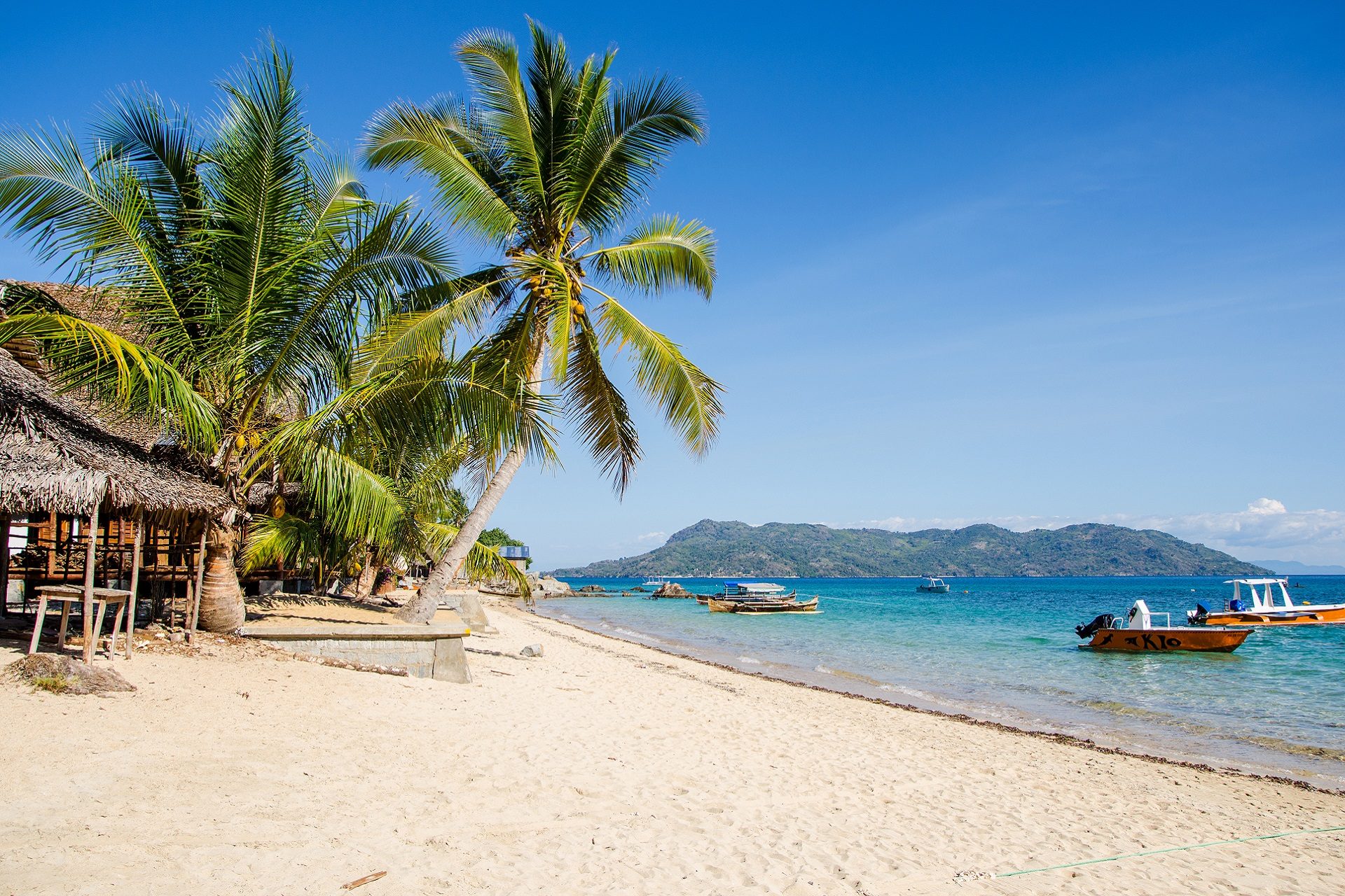 Plaża na wyspie Nosy Be na Madagaskarze z białkym miękkim piaskiem