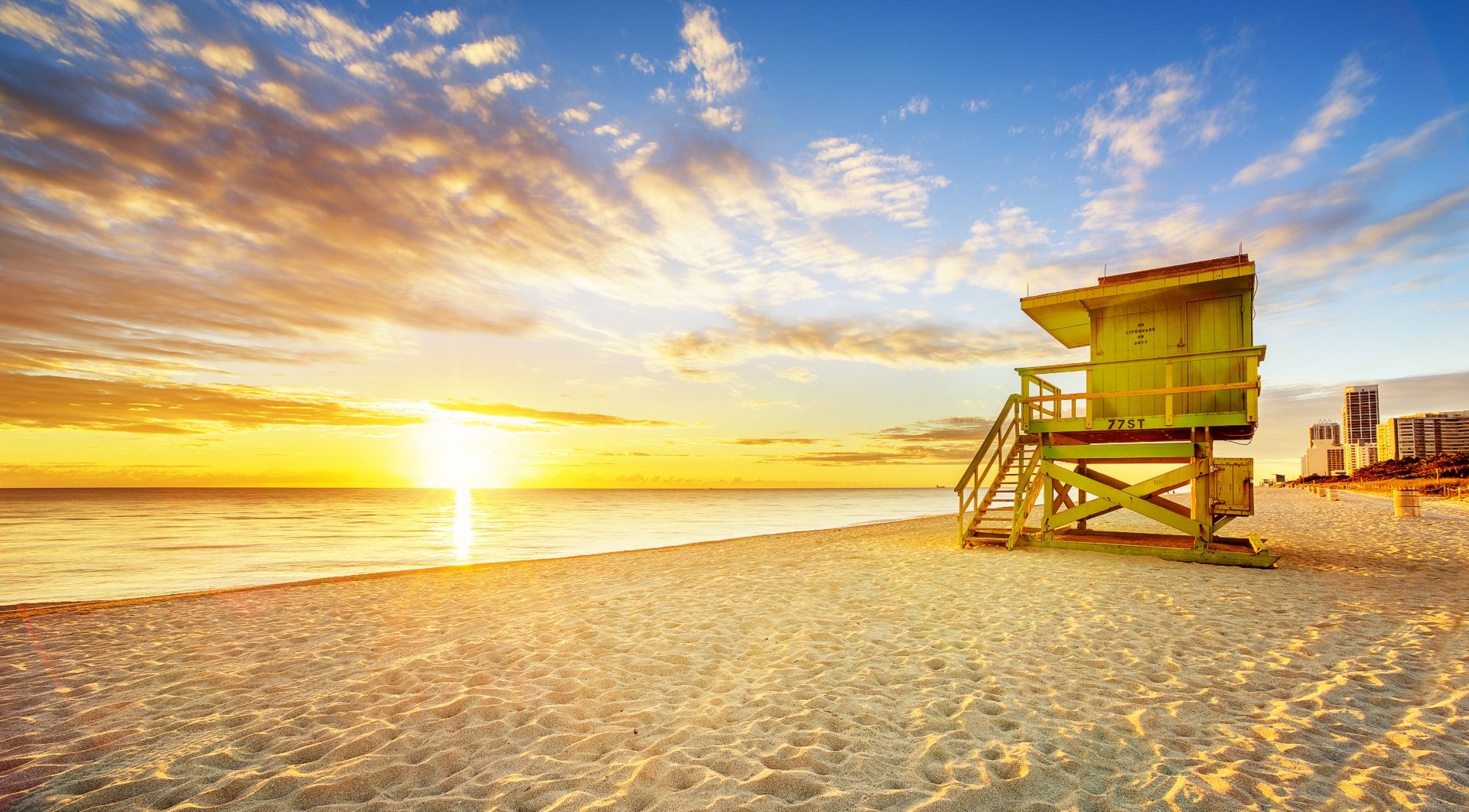 Słynna plaża Miami Beach w dzielicy SoBe w Miami i budki ratowników symbol miasta