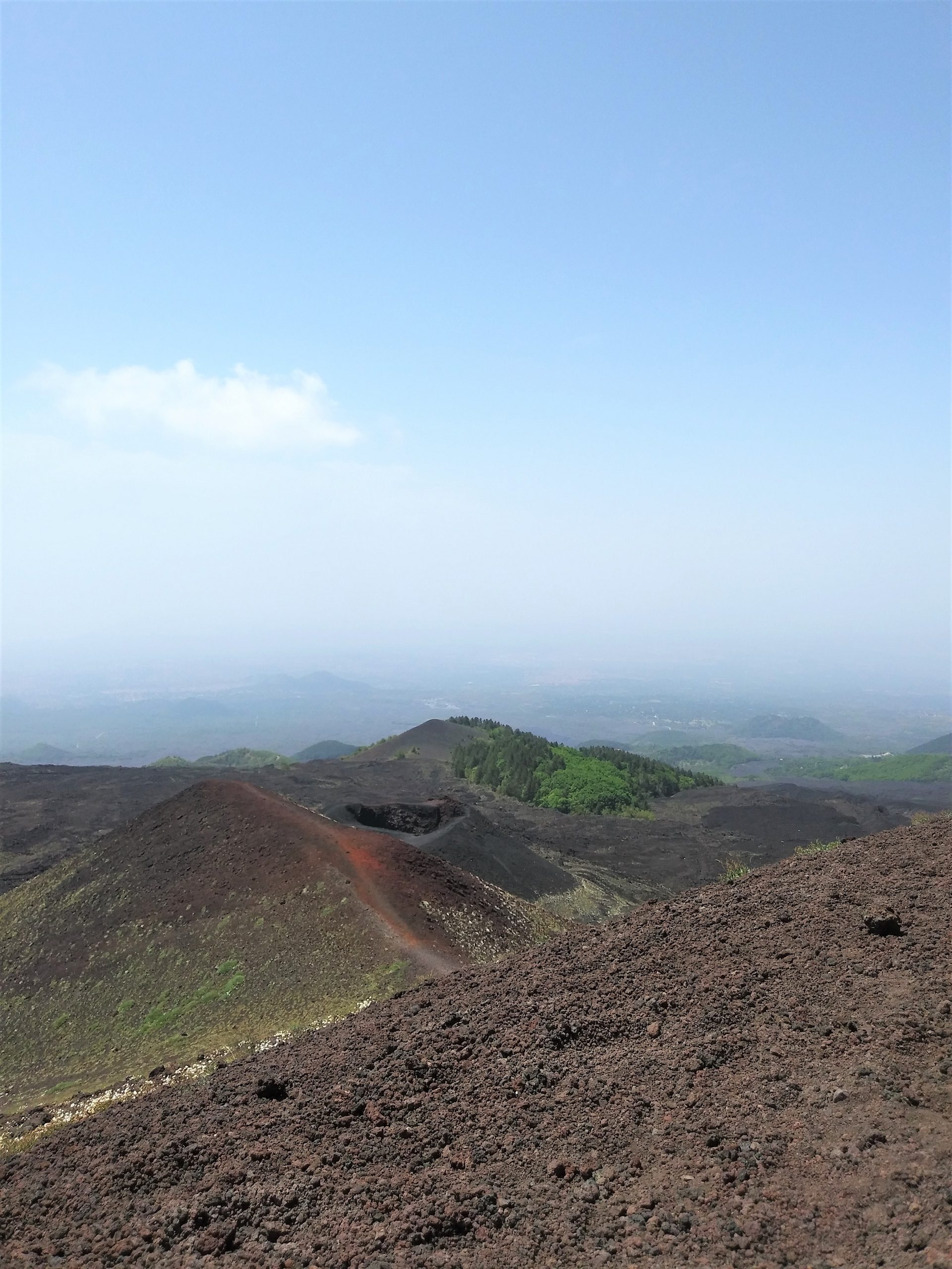 wulkaniczny krajobraz z wysokości około 1900 m n.p.m. z wulkau Etna na Sycylii