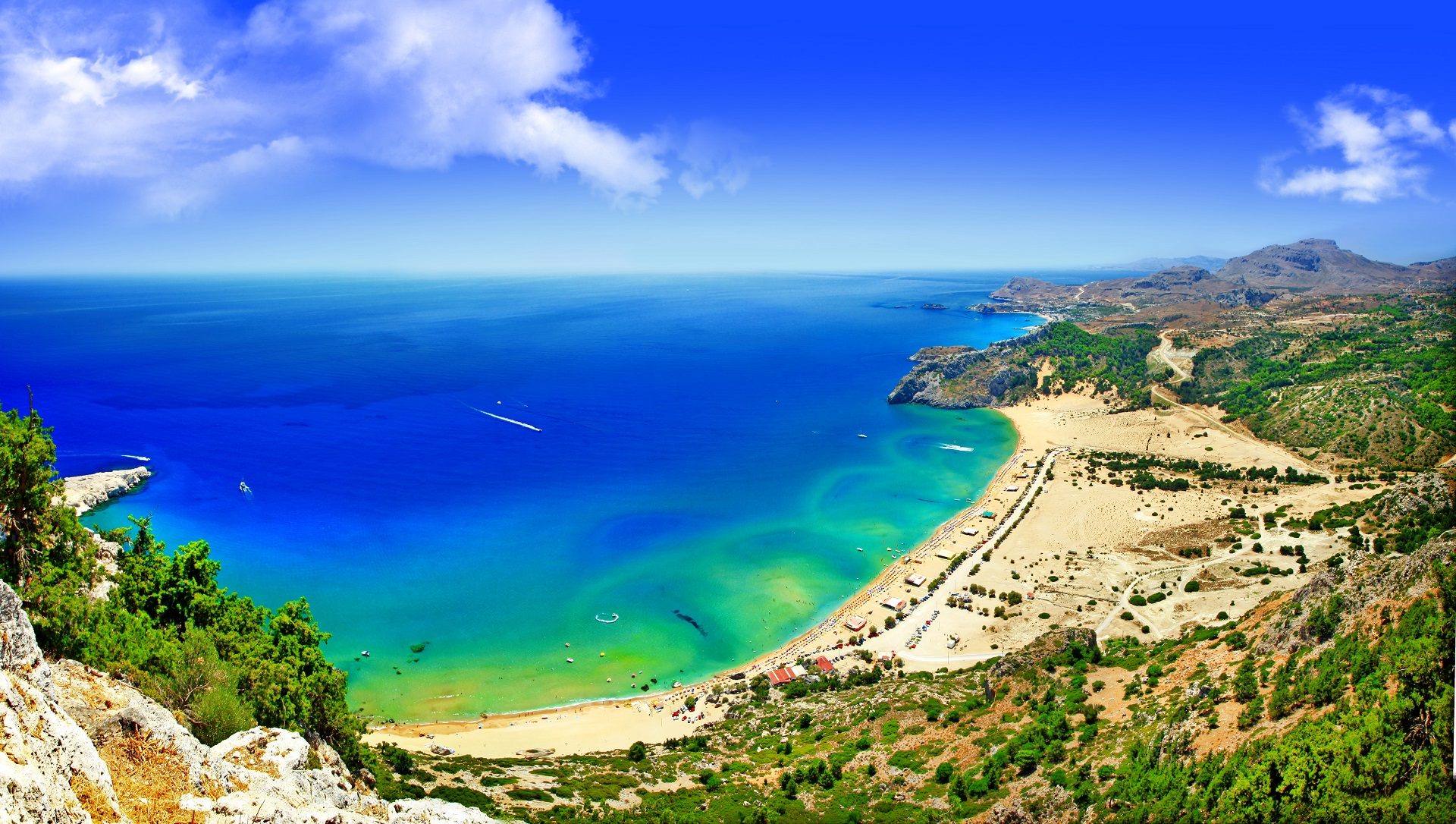 Zatoczkowa plaża z jasnym piaskien w Grecji na wyspie Rodos