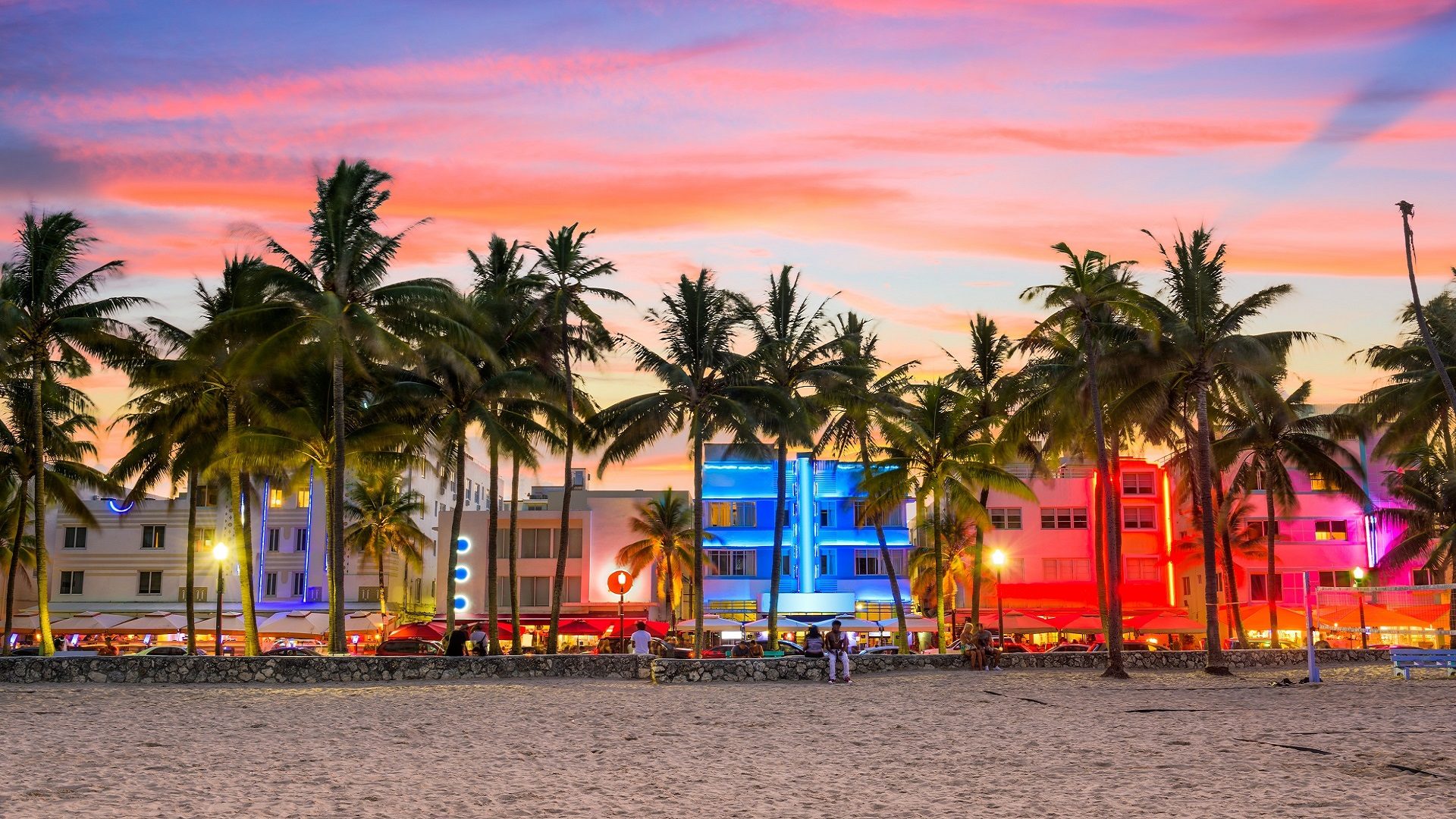 Zachodzące słońce i oświetlone budynki przy promenadzie nad Oceanem Atlantyckim przy plaży Miami Beach w SoBe na Florydzie w USA