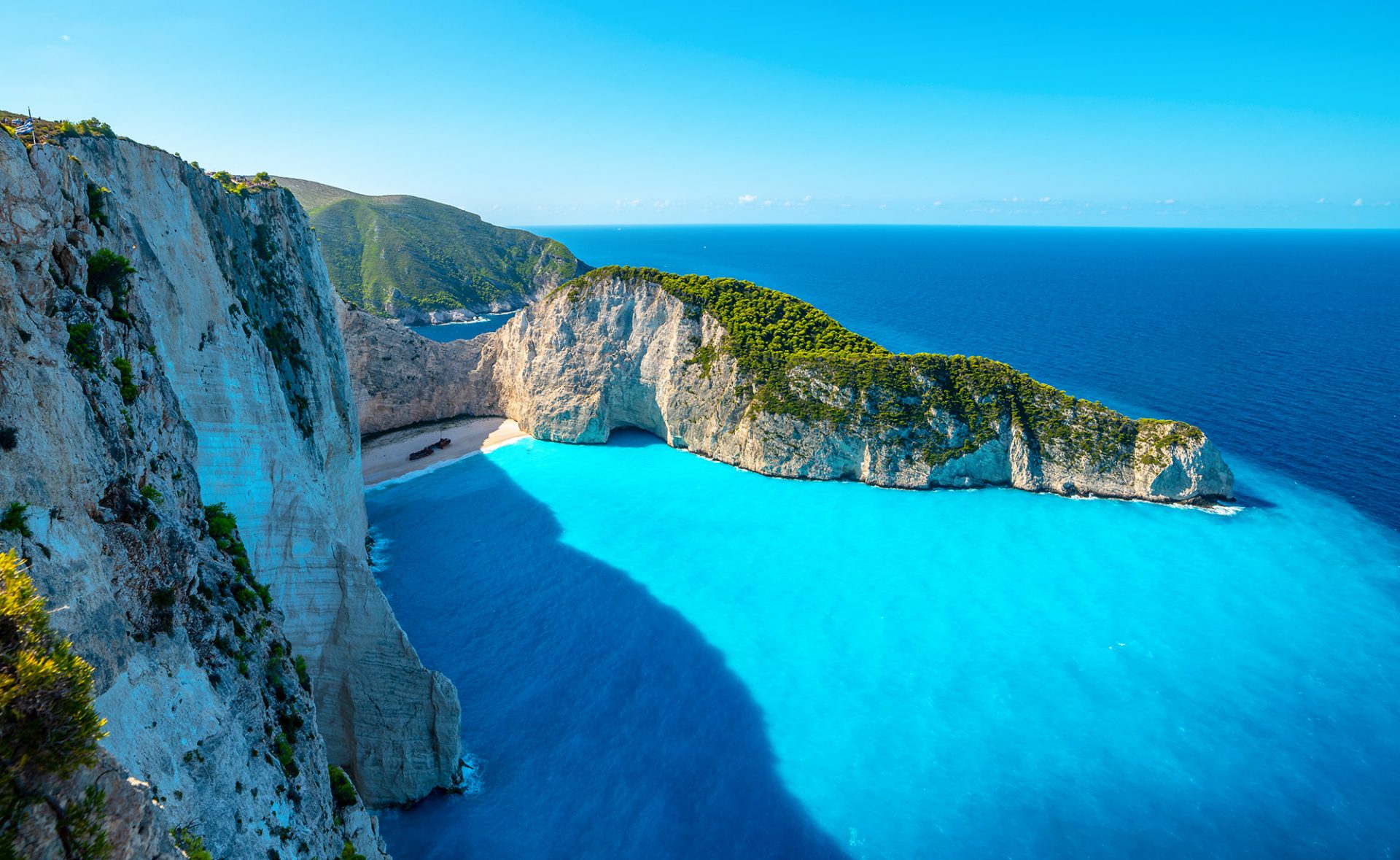 Widok na Navagio Beach z klifu Zatoka Wraku, Navagio Beach widok z klifu