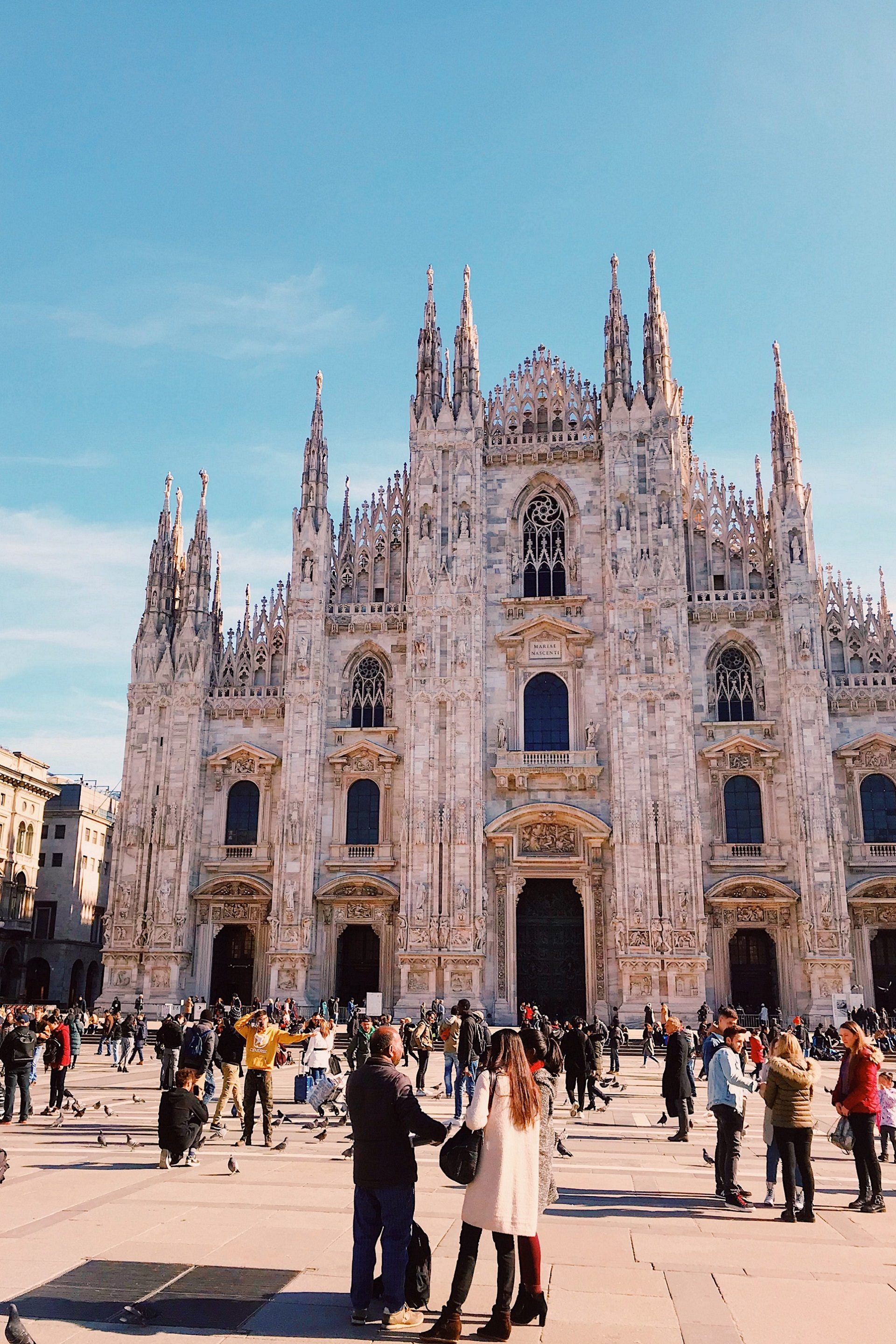 Katedra Duomo w Mediolanie i tłum turystów robiących sobie zdjęcia