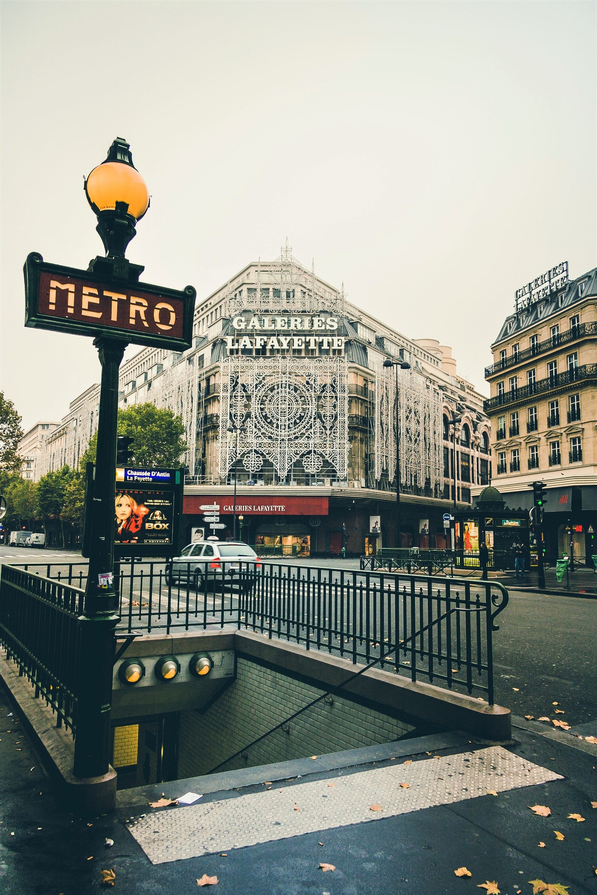 zabytkowa stacja metra w Paryżu i galerie lafayette centrum handlowe w stolicy Francji