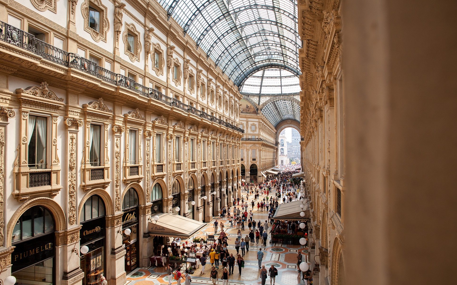 Galeria hanlowa w zabytkowym budynku galleria vittorio emauele II w Mediolanie stolicy zakupów