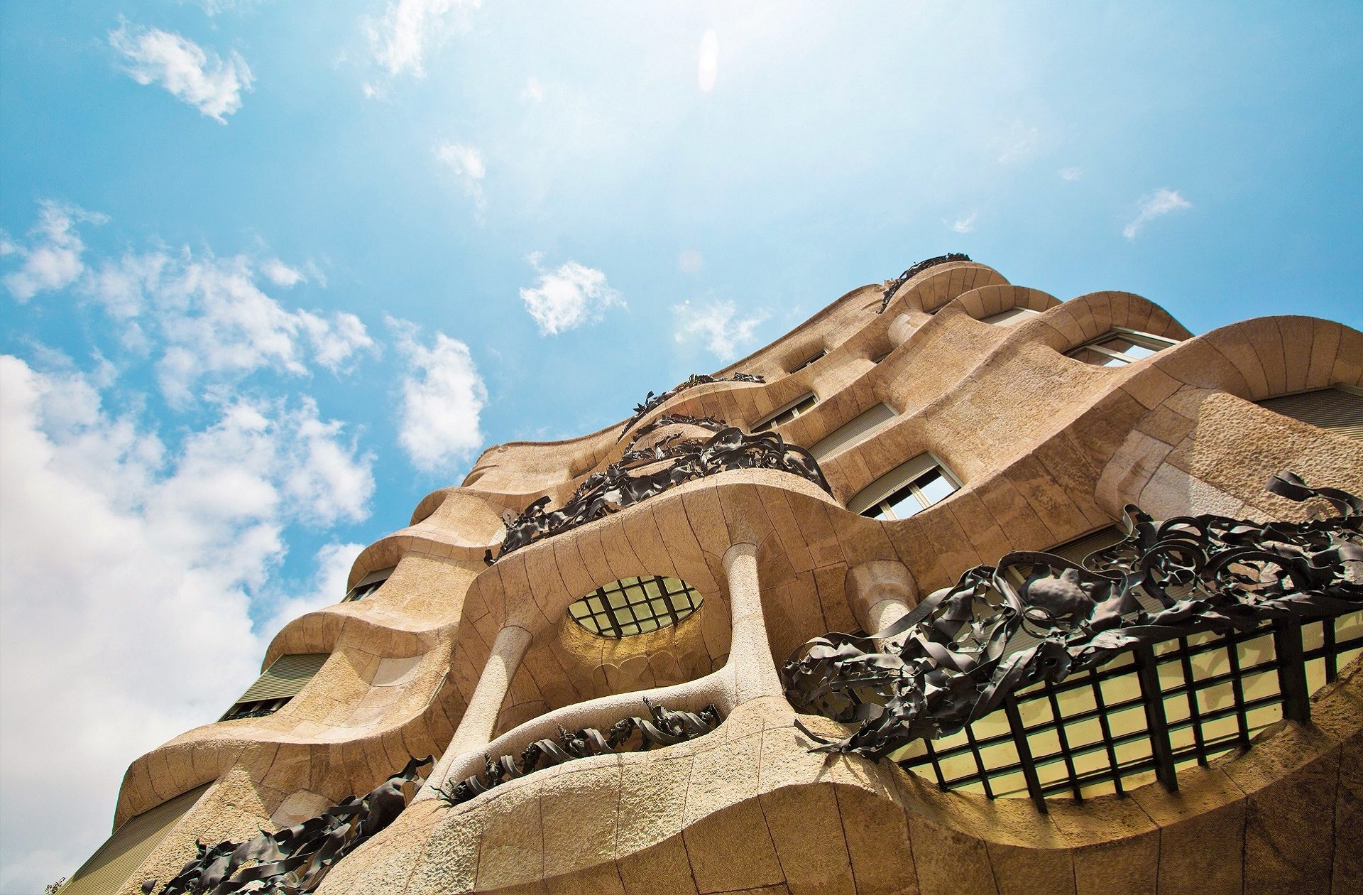 atchitektoniczne cuda zaprojektowane przez słynnego Antonio Gaudiego w stolicy Katalonii Barcelonie