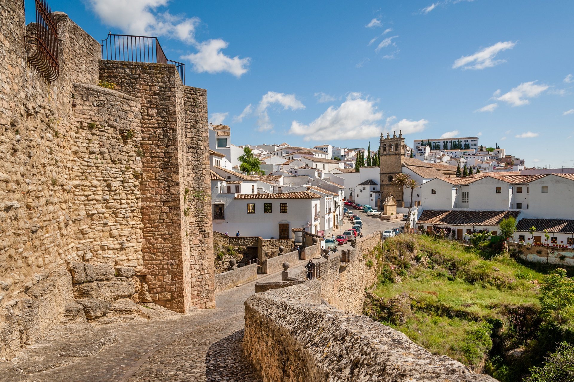 Widok na Bramę Filipa V i widok  naKościół Nuestro Padre Jesus, Ronda, Spain.