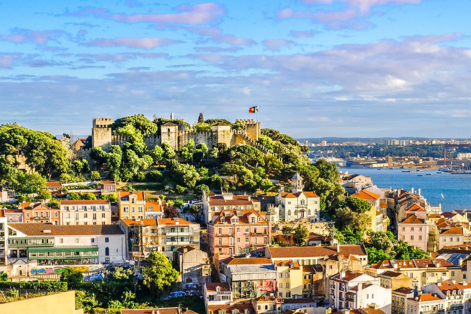 panoramiczny widok na Lizbone i zamek św. Jerzego