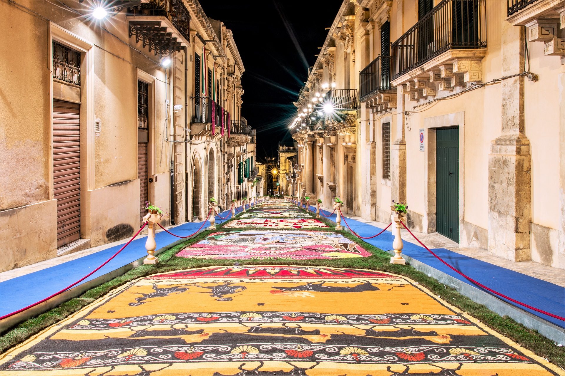 kwiatowy dywan podczas festiwalu w Noto na Sycylii