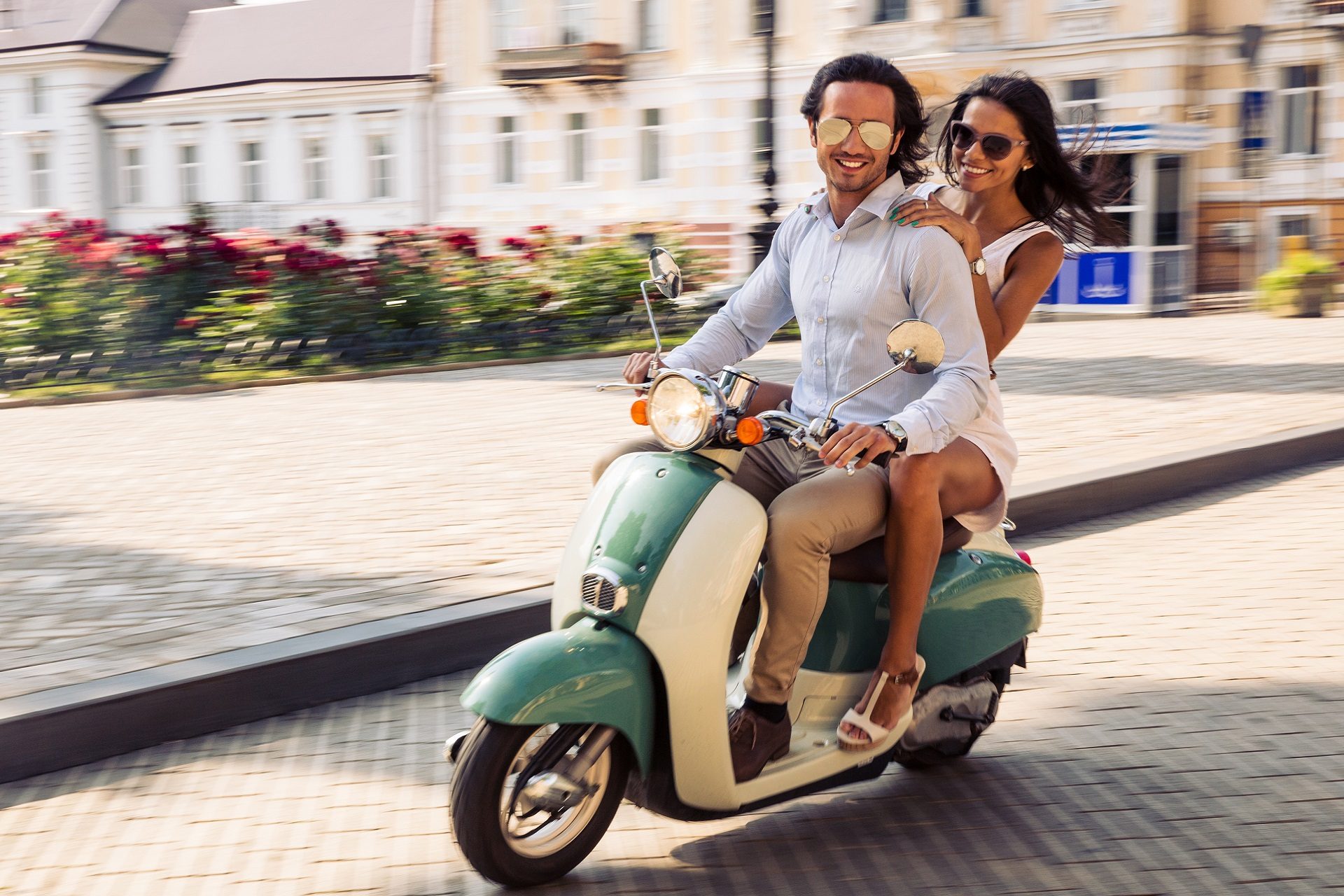 Szczęśliwa para na skuterze jedzie przez Sycylię