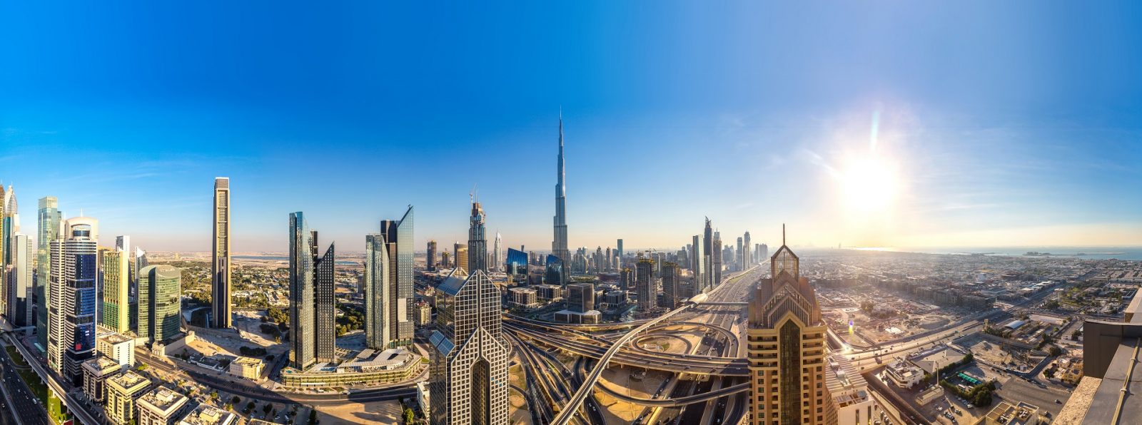 Widok na panoramę budynków i Burj Khalifa w Dubaju