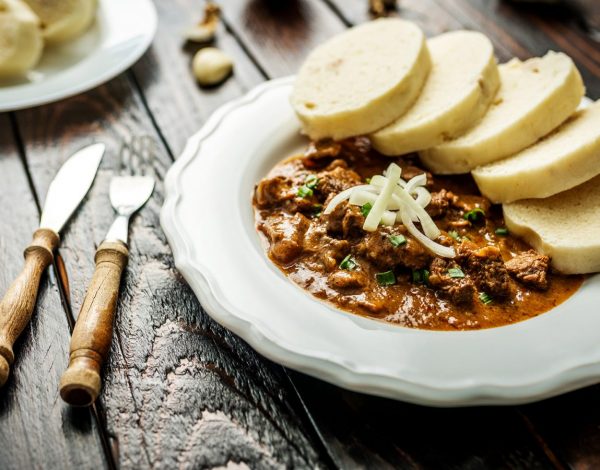 Zupa czosnkowa, gulasz wołowy i knedle – co zjeść w Pradze?