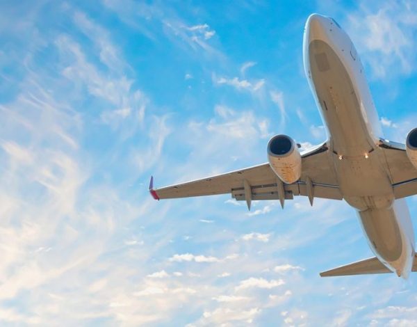 Loty czarterowe – co to jest i czym różni się od lotów rejsowych? 