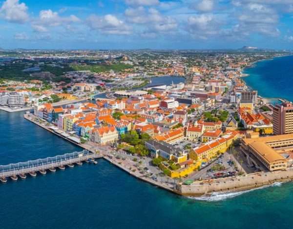 Curaçao to nie tylko likier – co warto wiedzieć o tej karaibskiej wyspie 